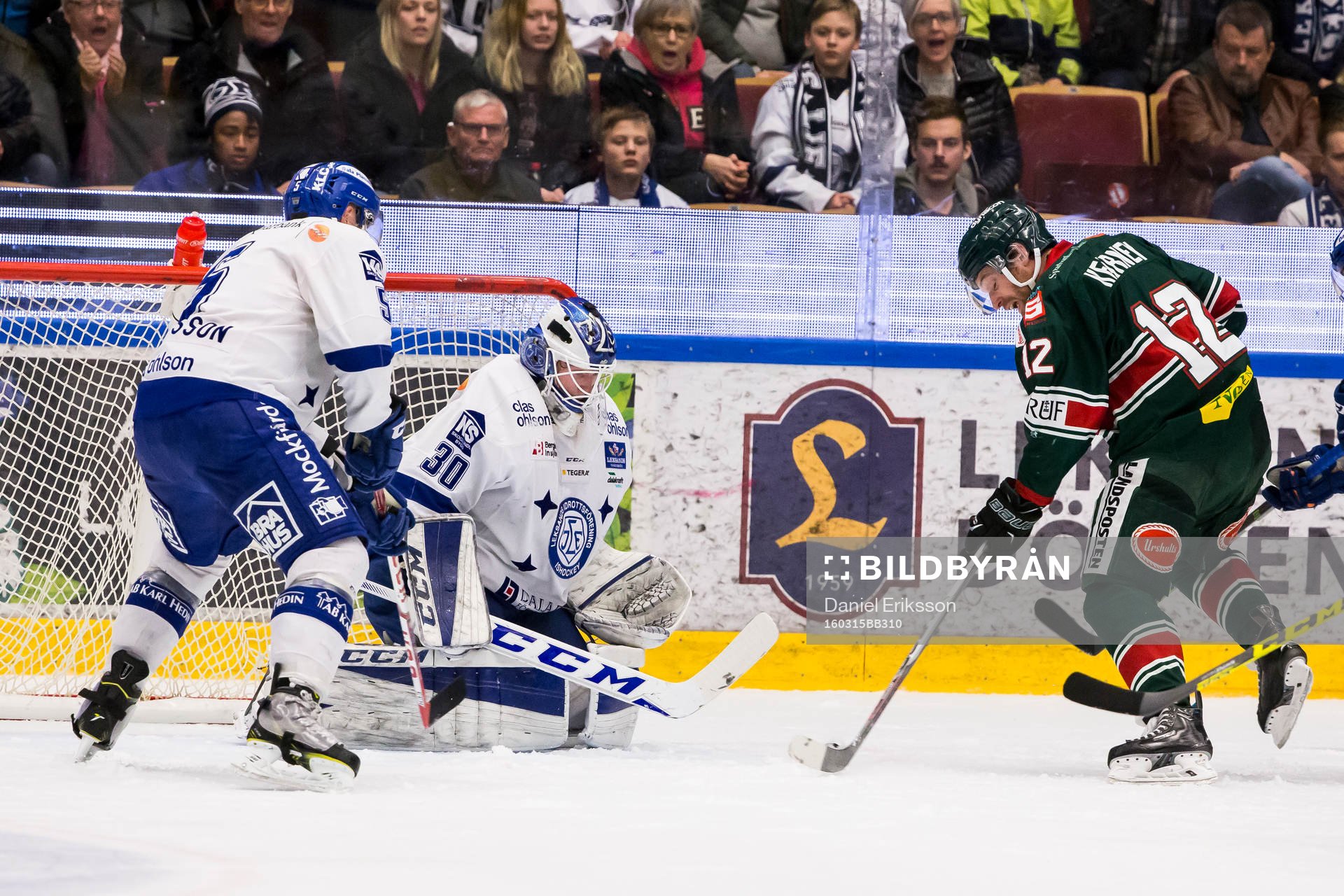 chans för Tingsryds Denny Kearny Leksands målvakt Henrik