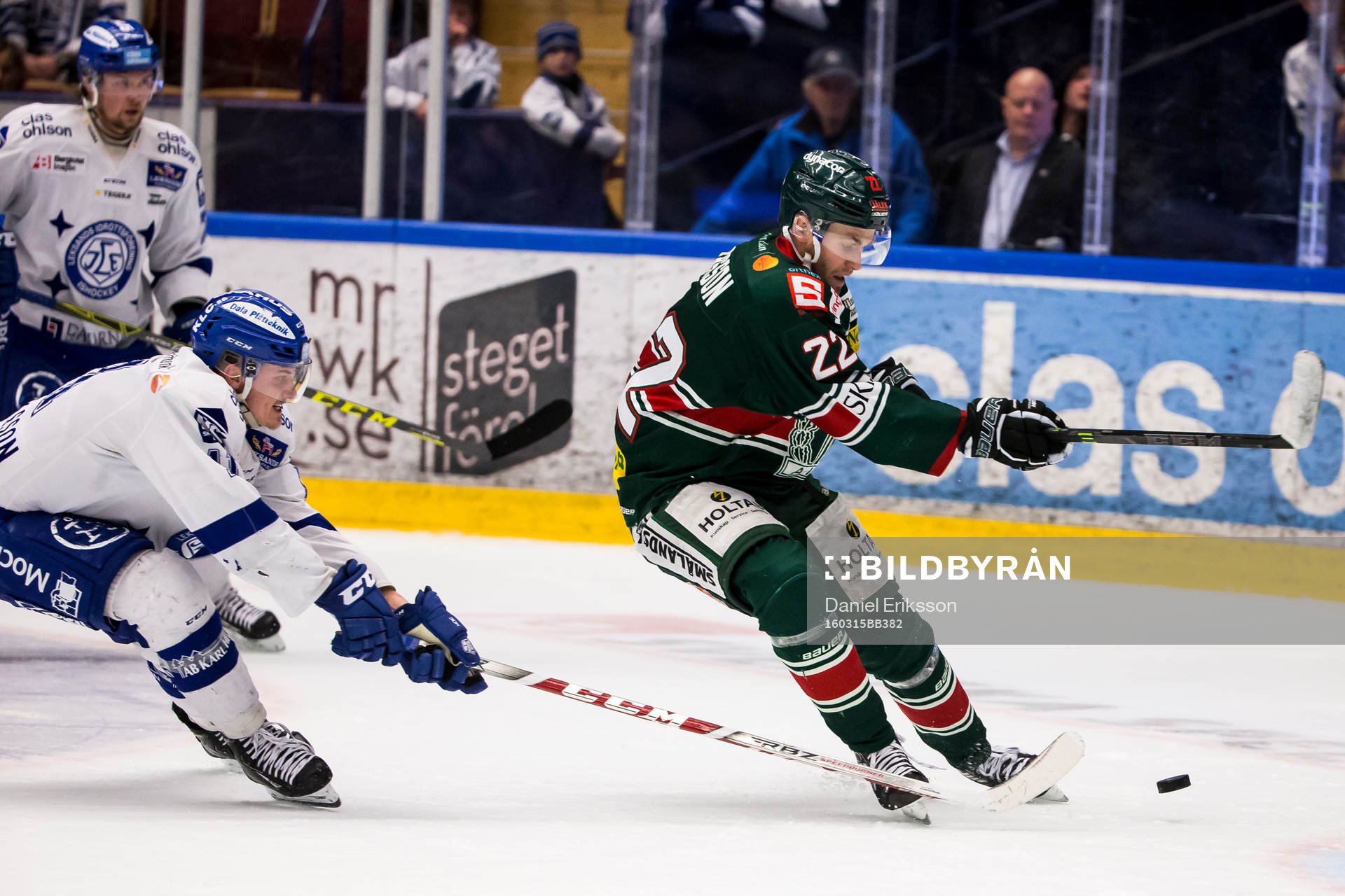 Leksands Martin Karlsson jagar Tingsryds Markus Persson  i