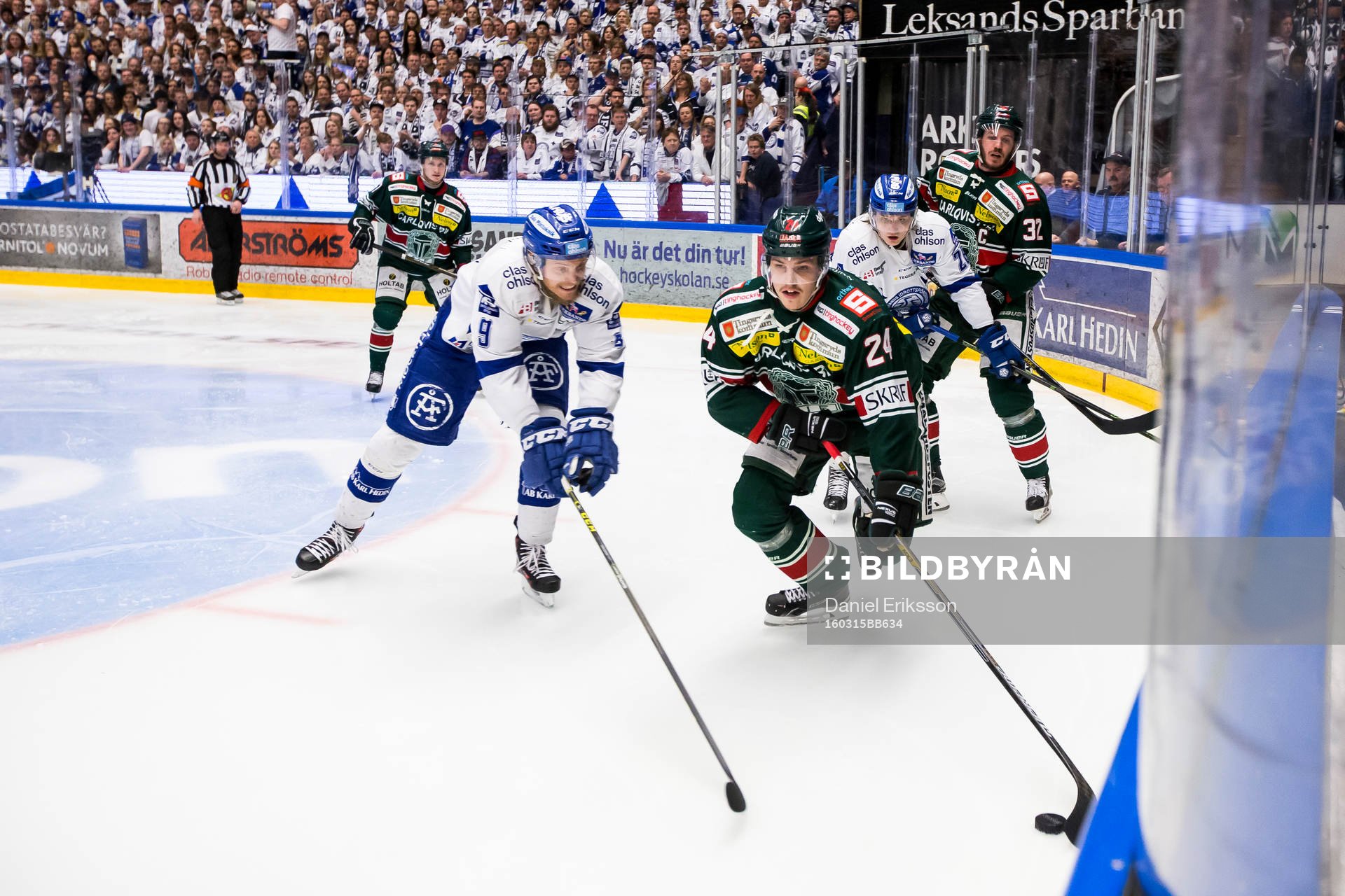 Leksands Lukas Ericsson jagar Tingsryds Jonathan Johnson  i