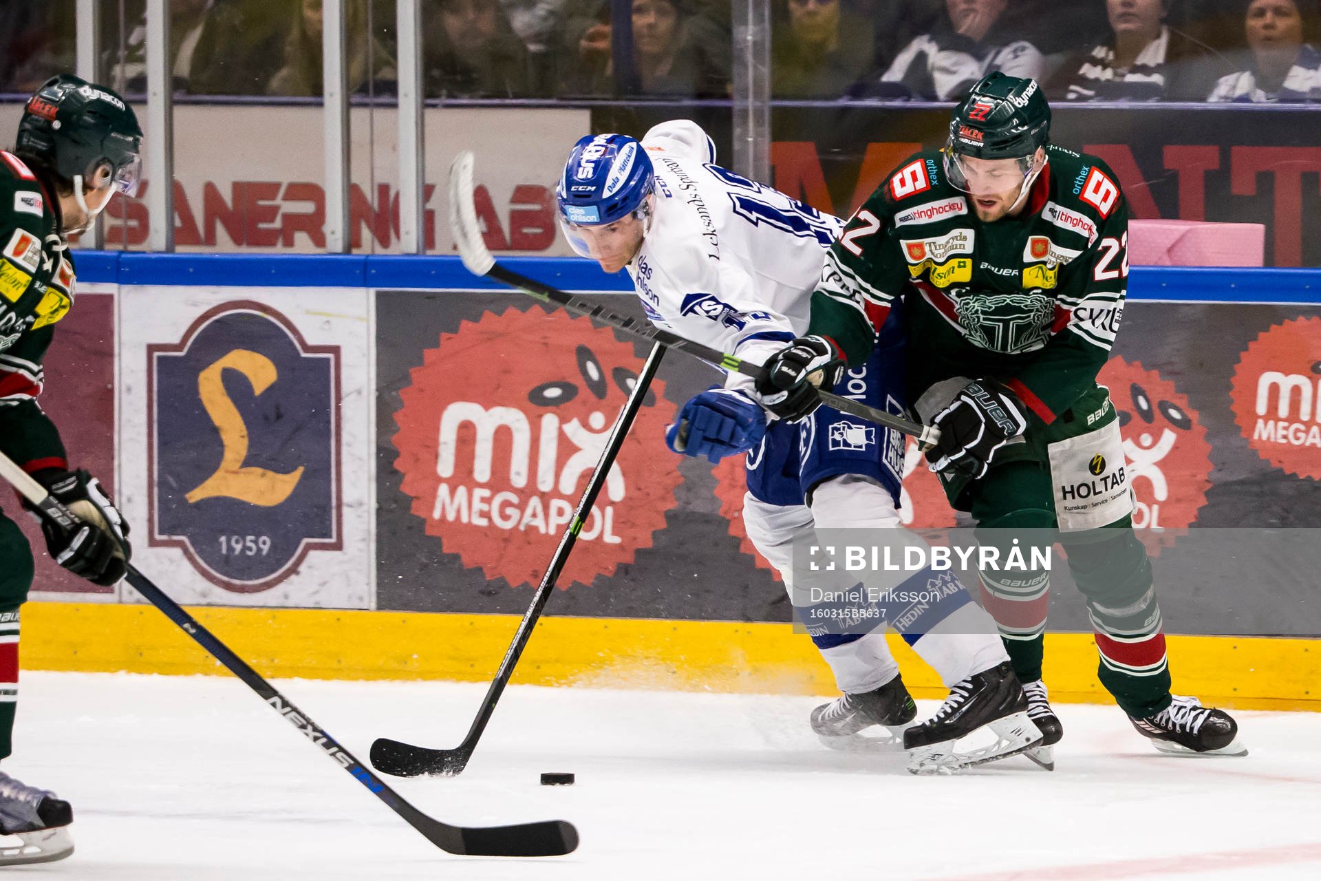 Leksands Jon Knuts och Tingsryds Markus Persson i kamp om