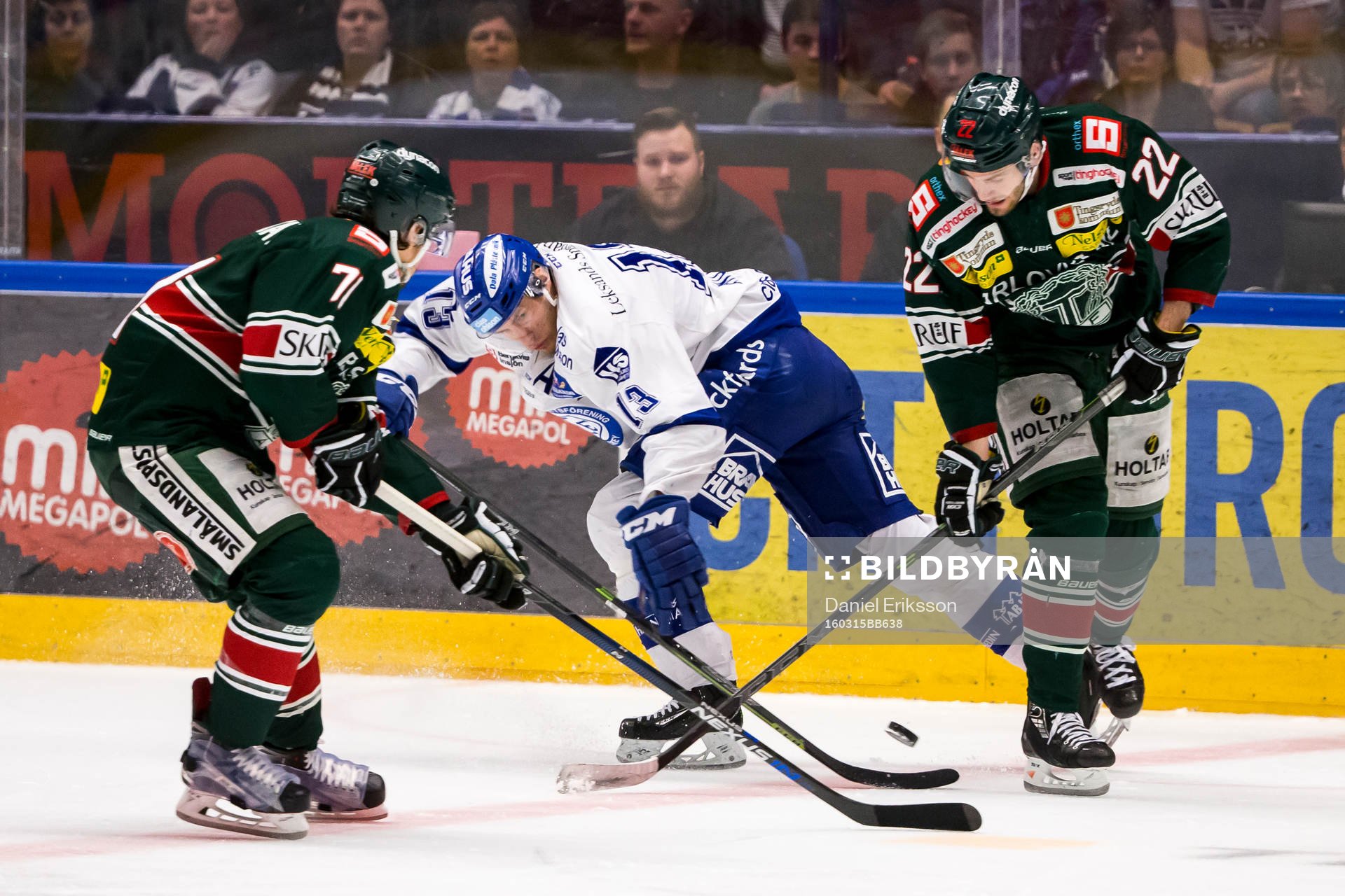 Leksands Jon Knuts och Tingsryds Markus Persson i kamp om