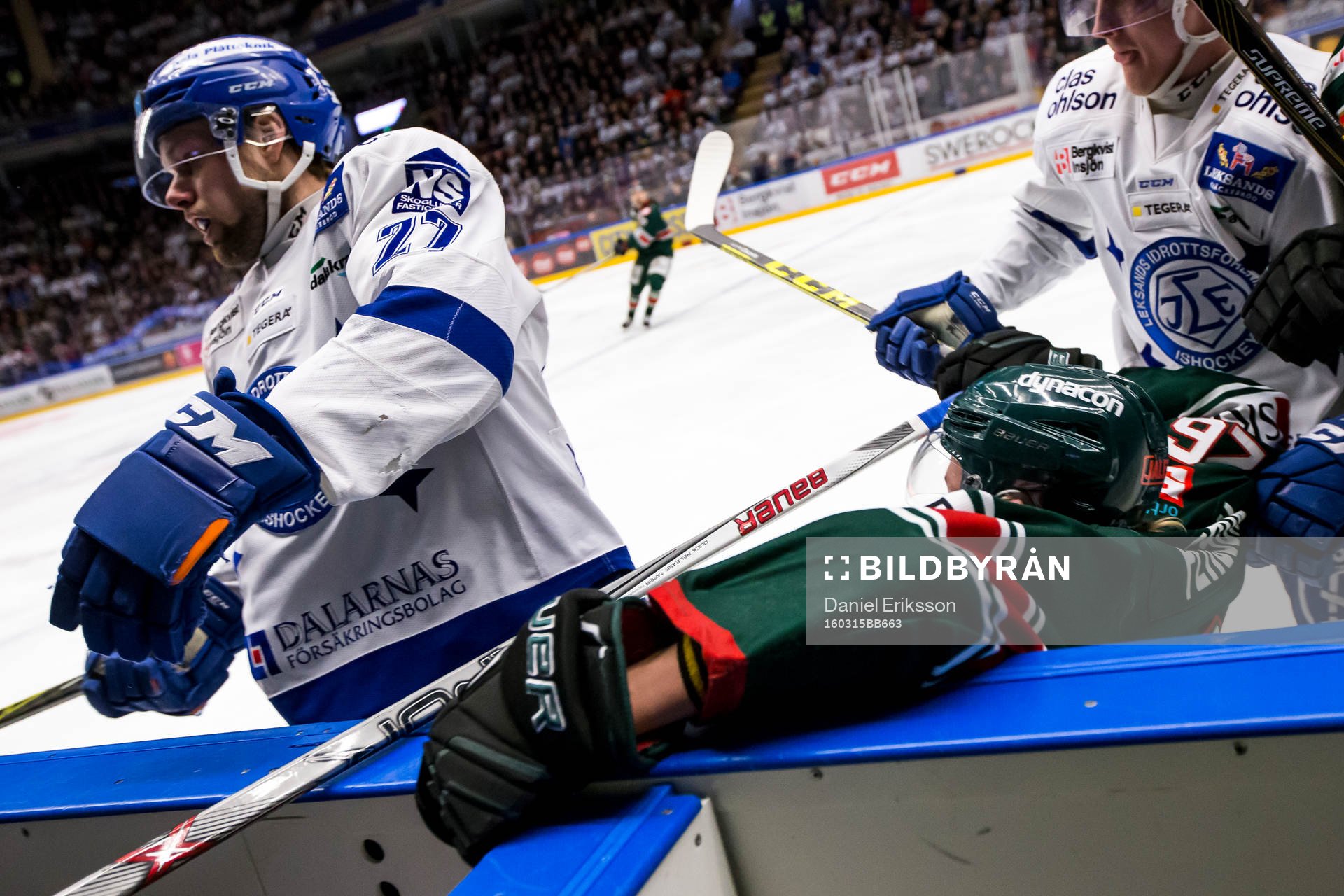 Leksands Viktor Mårtensson tacklar Tingsryds Adam Persson