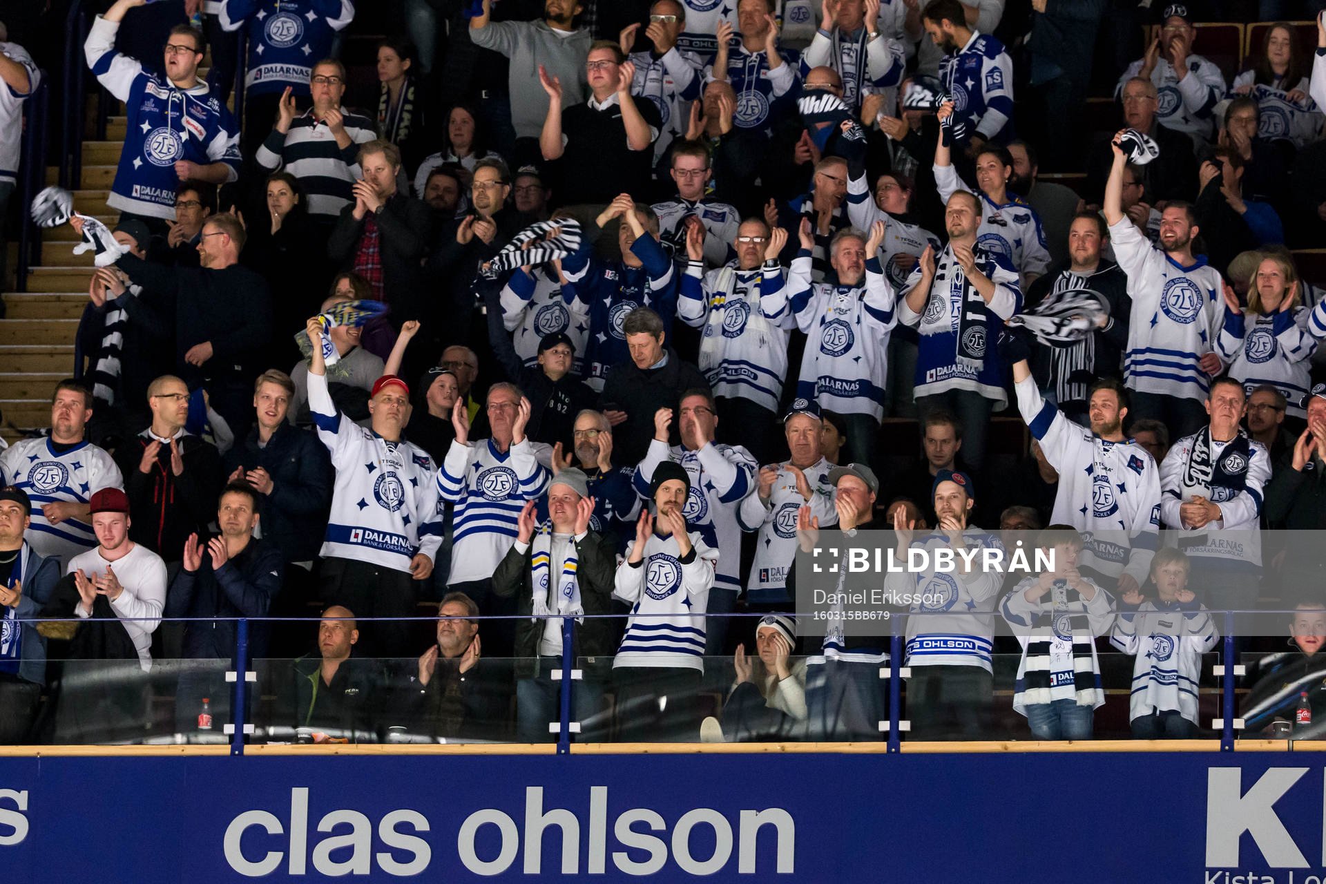 Leksands publiken jublar i ishockeymatchen i Play Off till
