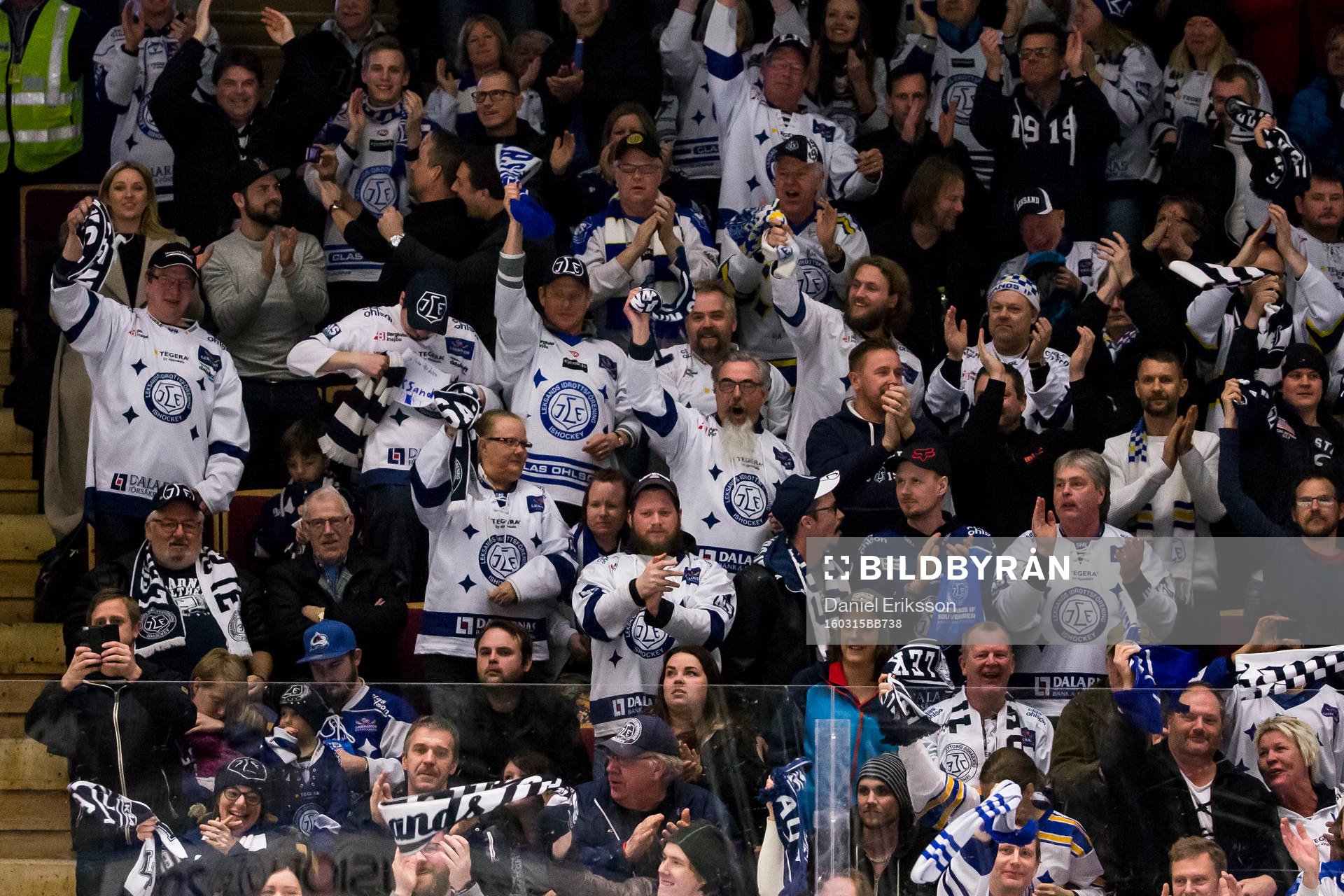 Leksands publiken jublar i ishockeymatchen i Play Off till