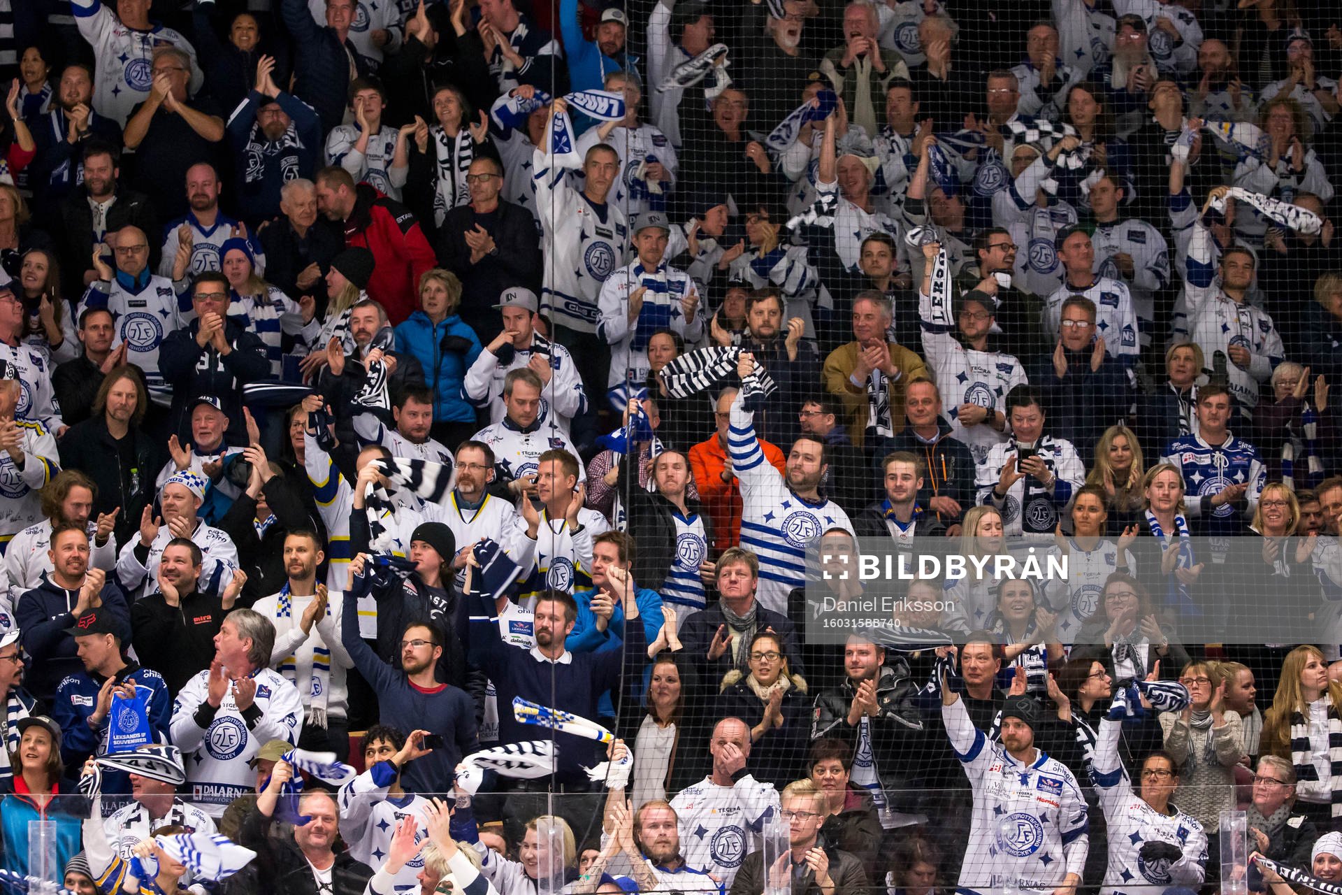 Leksands publiken jublar i ishockeymatchen i Play Off till