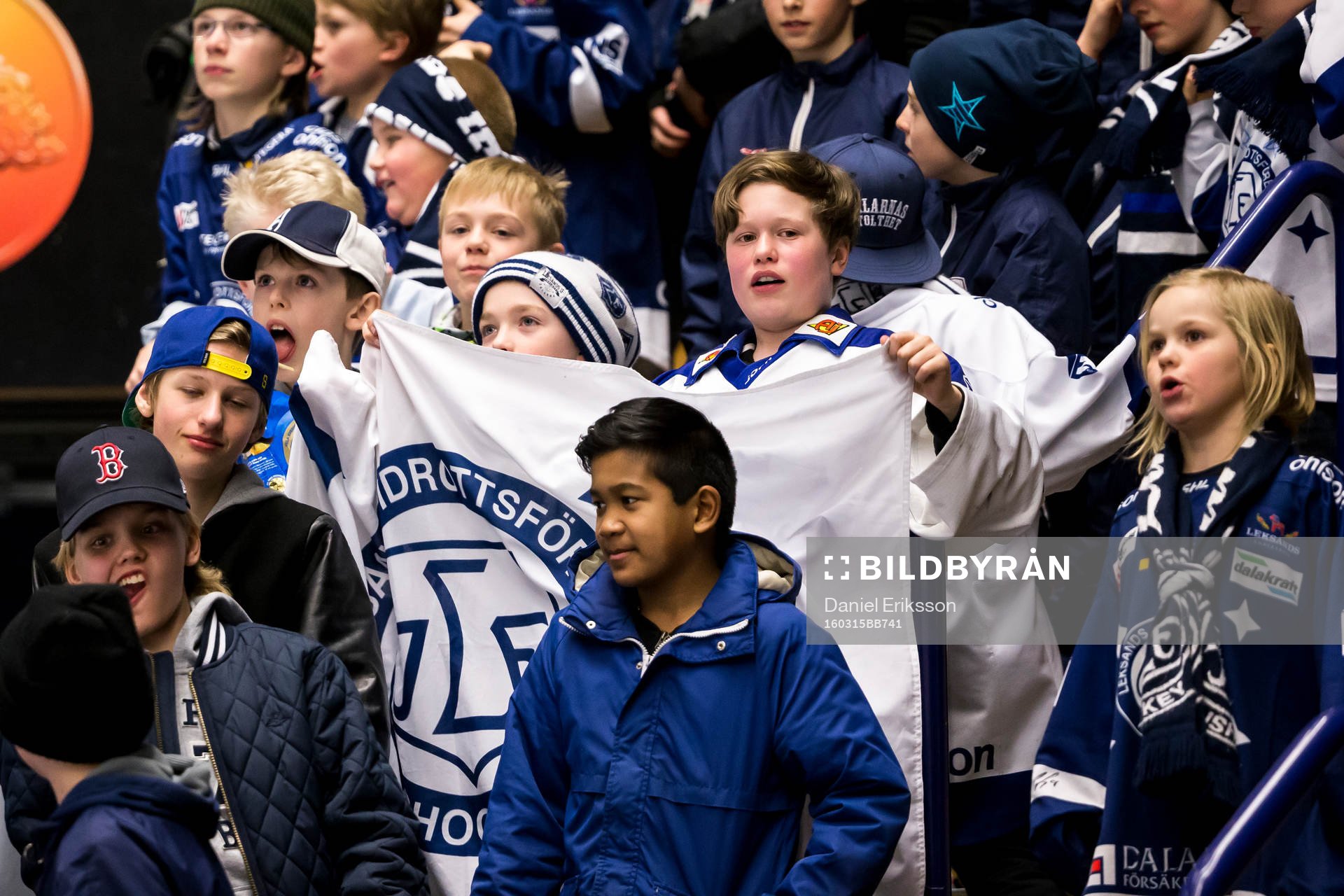 Leksands publiken jublar i ishockeymatchen i Play Off till