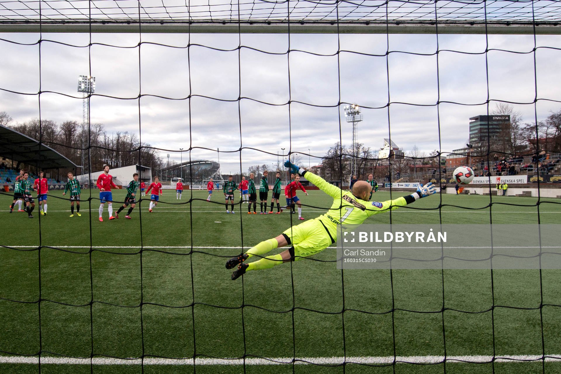 Örgrytes Niklas Klingberg gör 1-0 bakom Varbergs målvakt