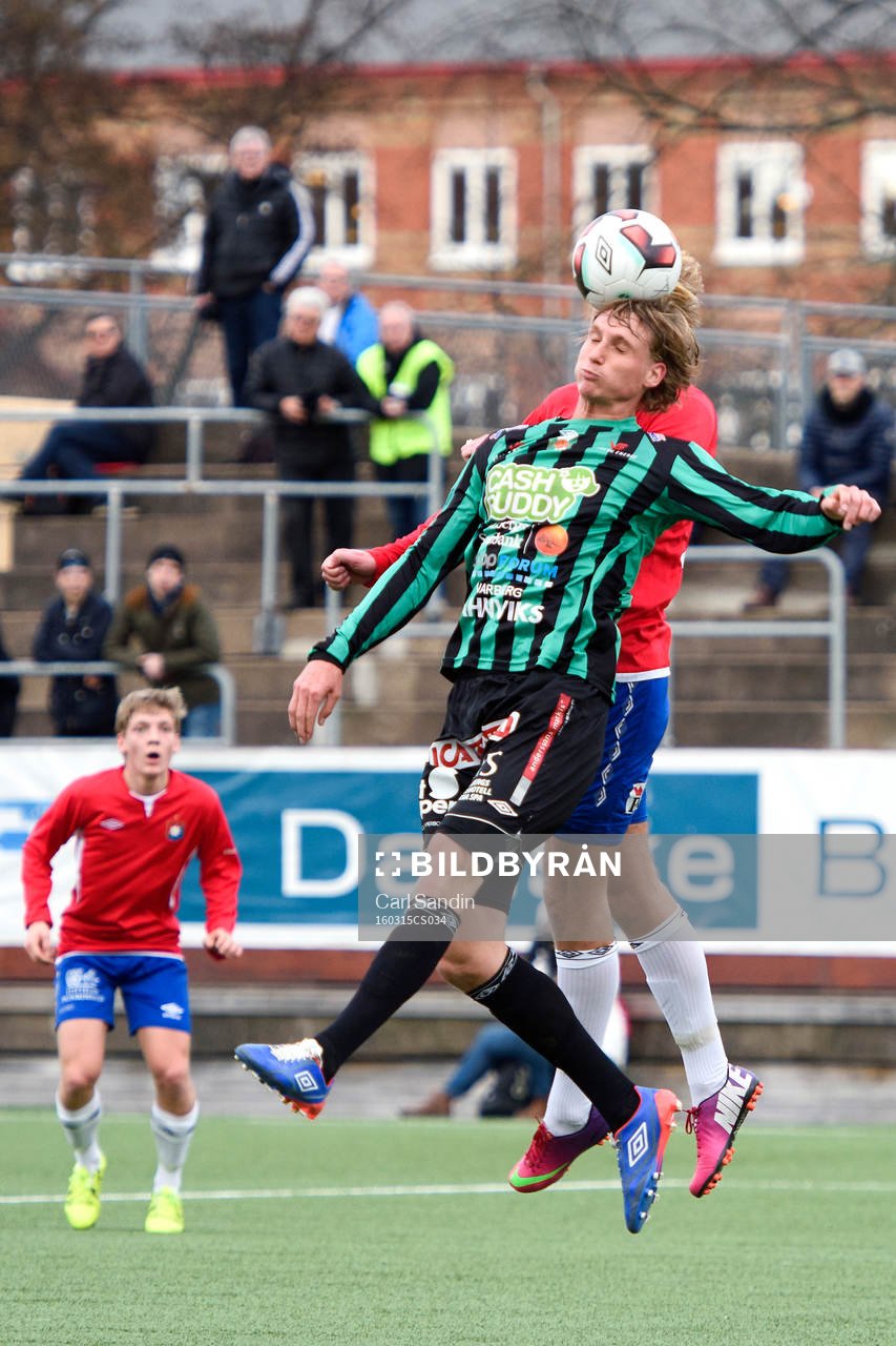 Varbergs Eric Nilsson nickar bollen