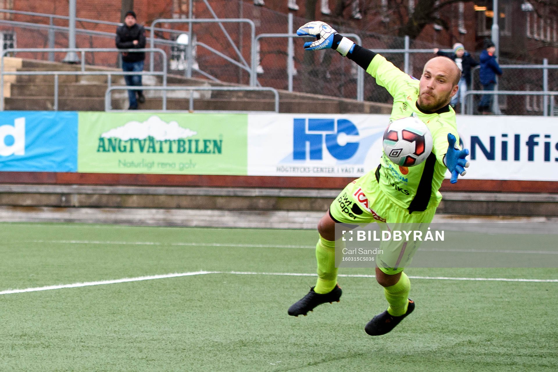 Varbergs målvakt Peter Dahlberg räddar ett skott