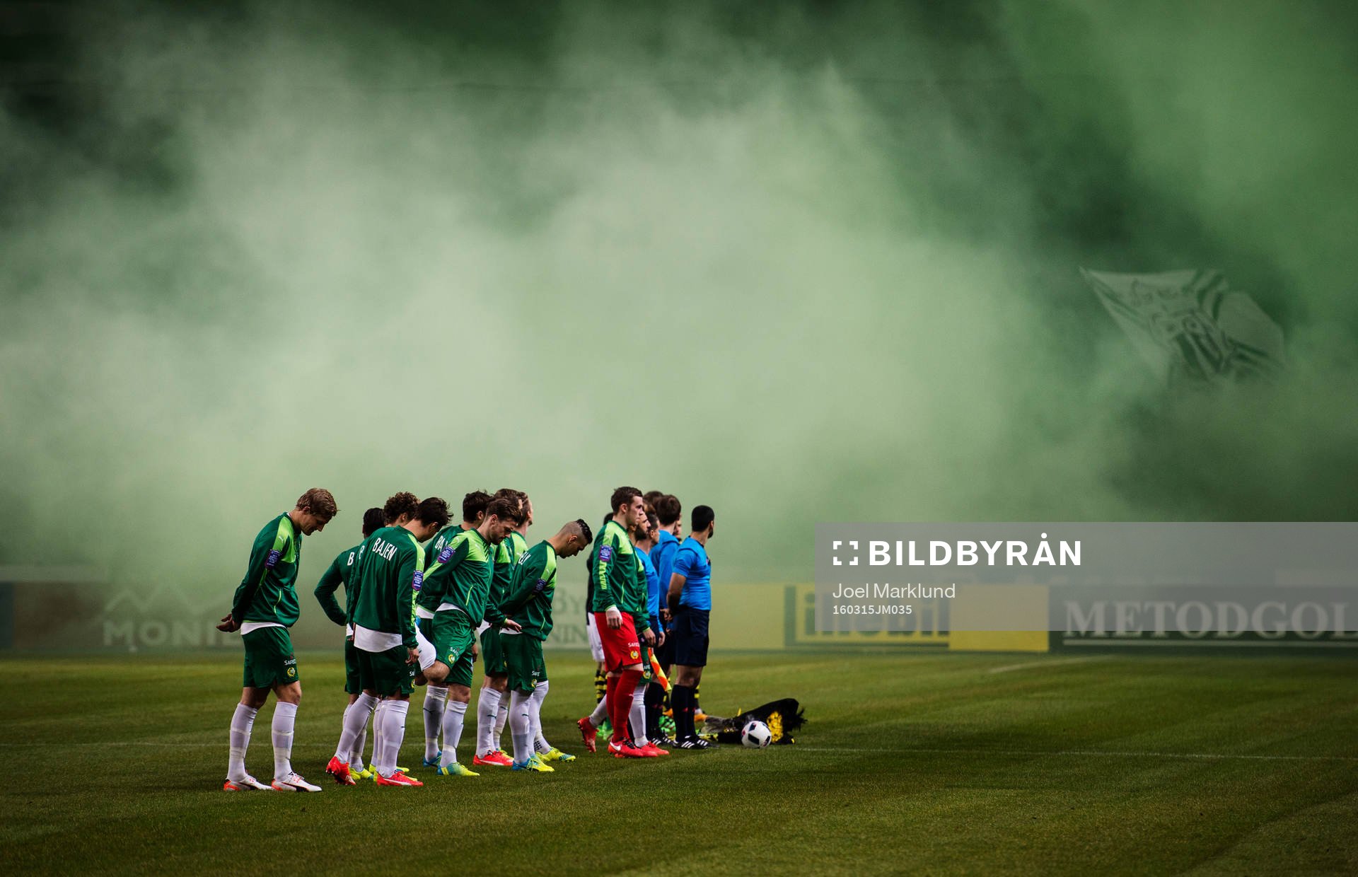 Hammarbys spelare framför ett rökmoln