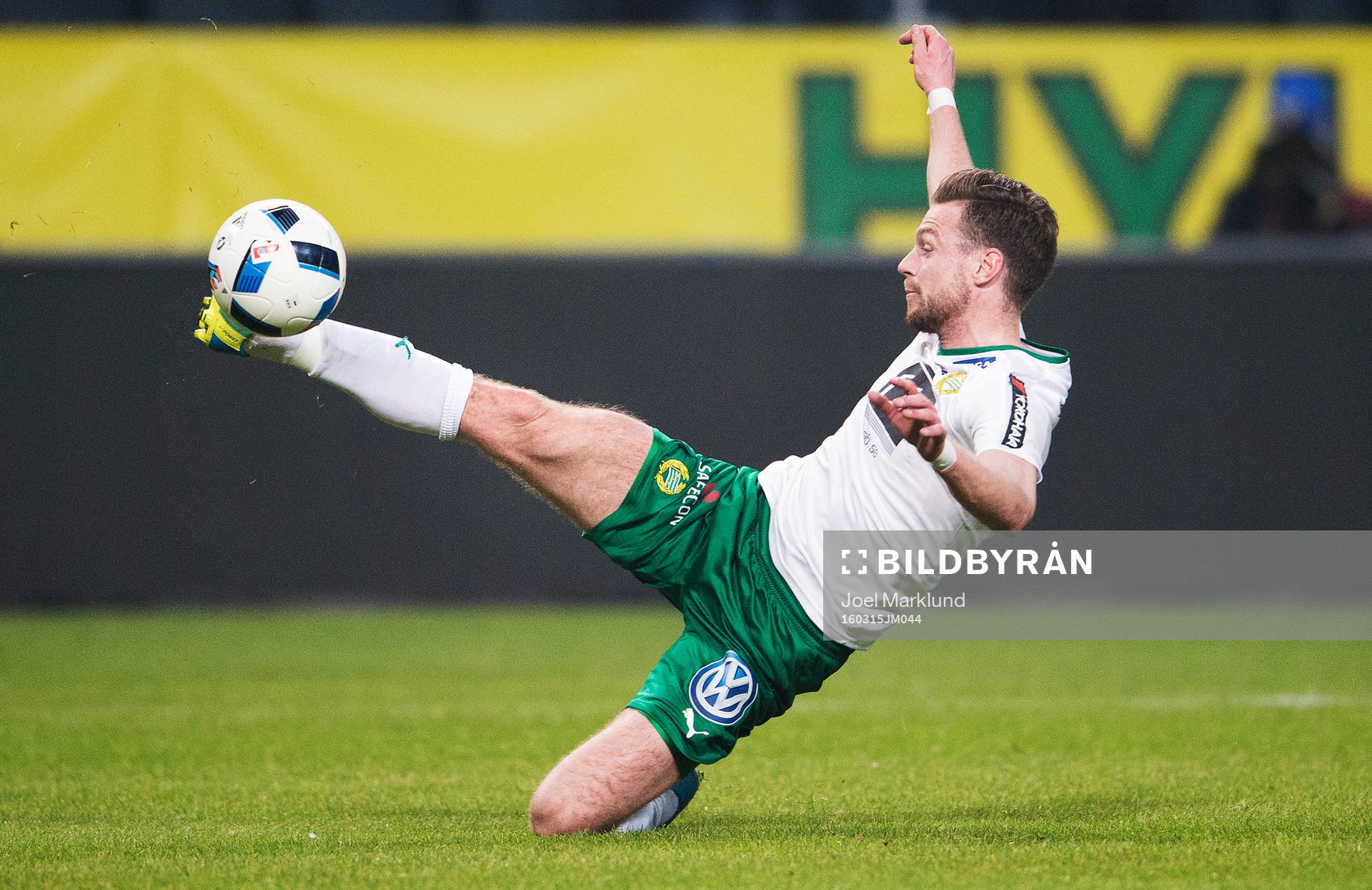 Hammarbys Arnor Smarason skjuter in 0-1