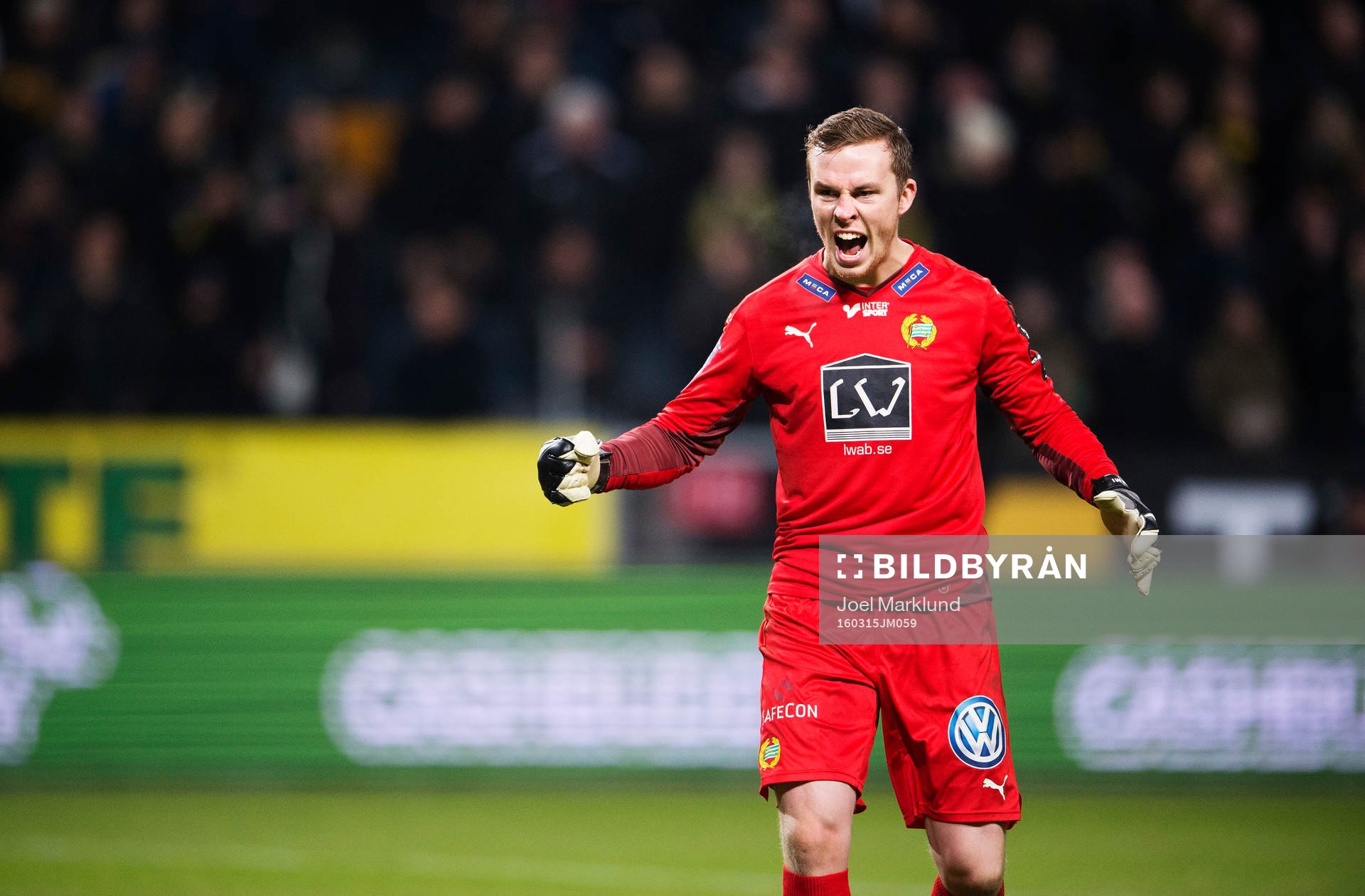 Hammarbys målvakt Ögmundur Kristinsson jublar