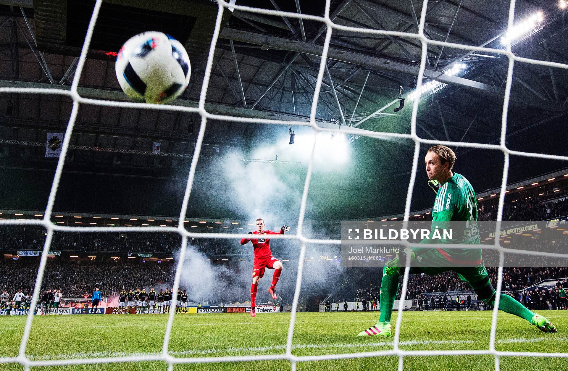 Hammarbys målvakt Ögmundur Kristinsson skjuter in det