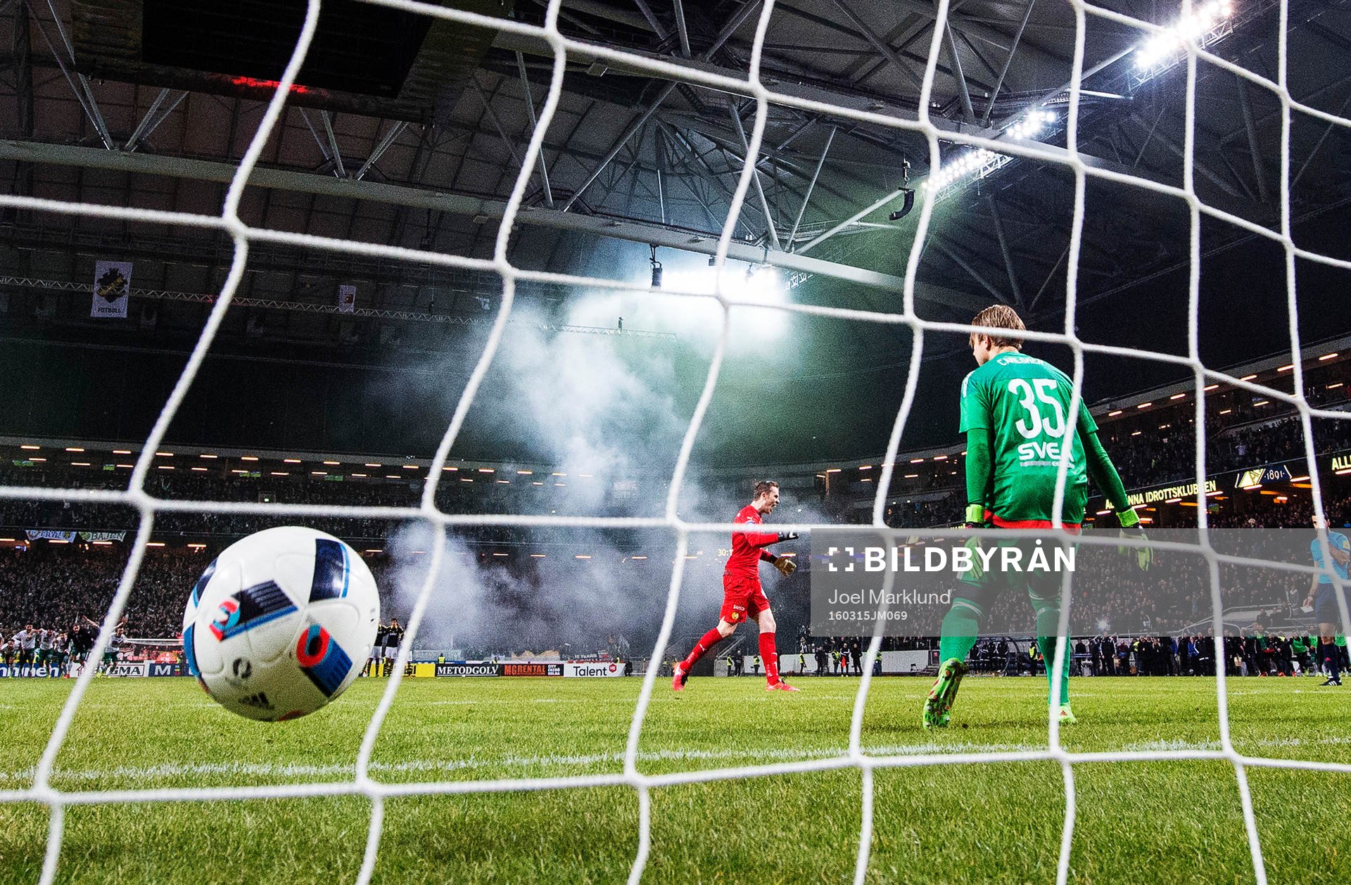 Hammarbys målvakt Ögmundur Kristinsson jublar