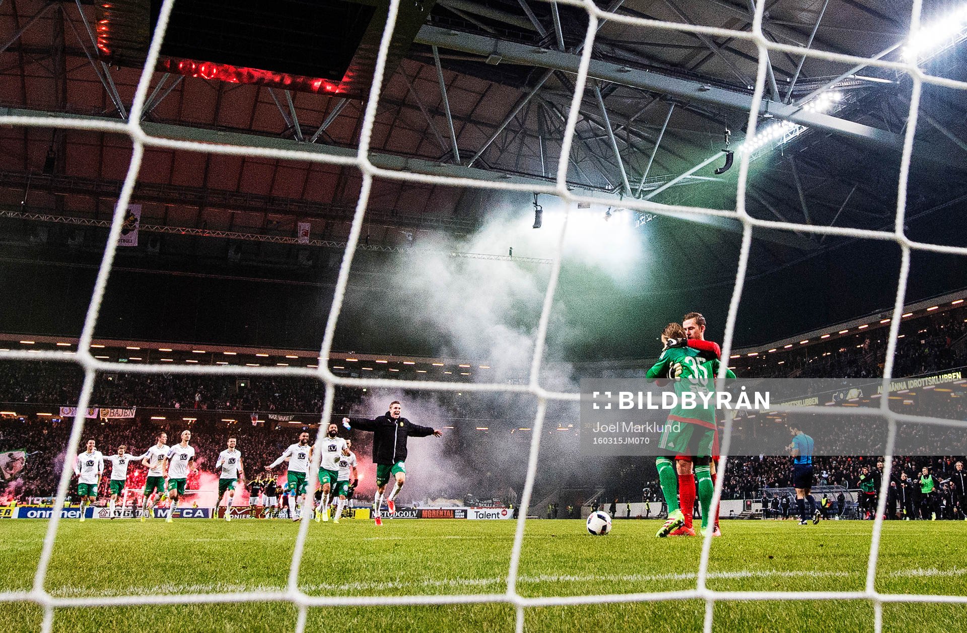 Hammarbys spelare jublar samtidigt som deras målvakt