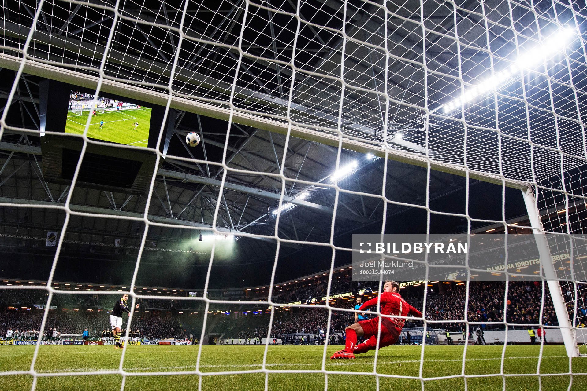 s Eero Markkanen missar sin straff mot Hammarbys målvakt