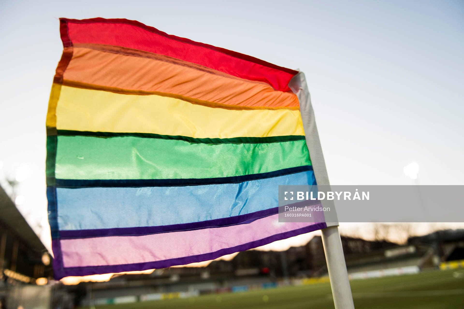 Regnbågsfärgade prideflaggor som hörnflaggor på Malmö
