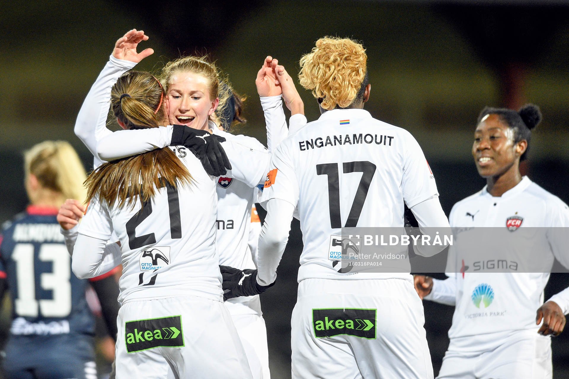 Rosengårds Emma Berglund jublar med Rosengårds Lieke