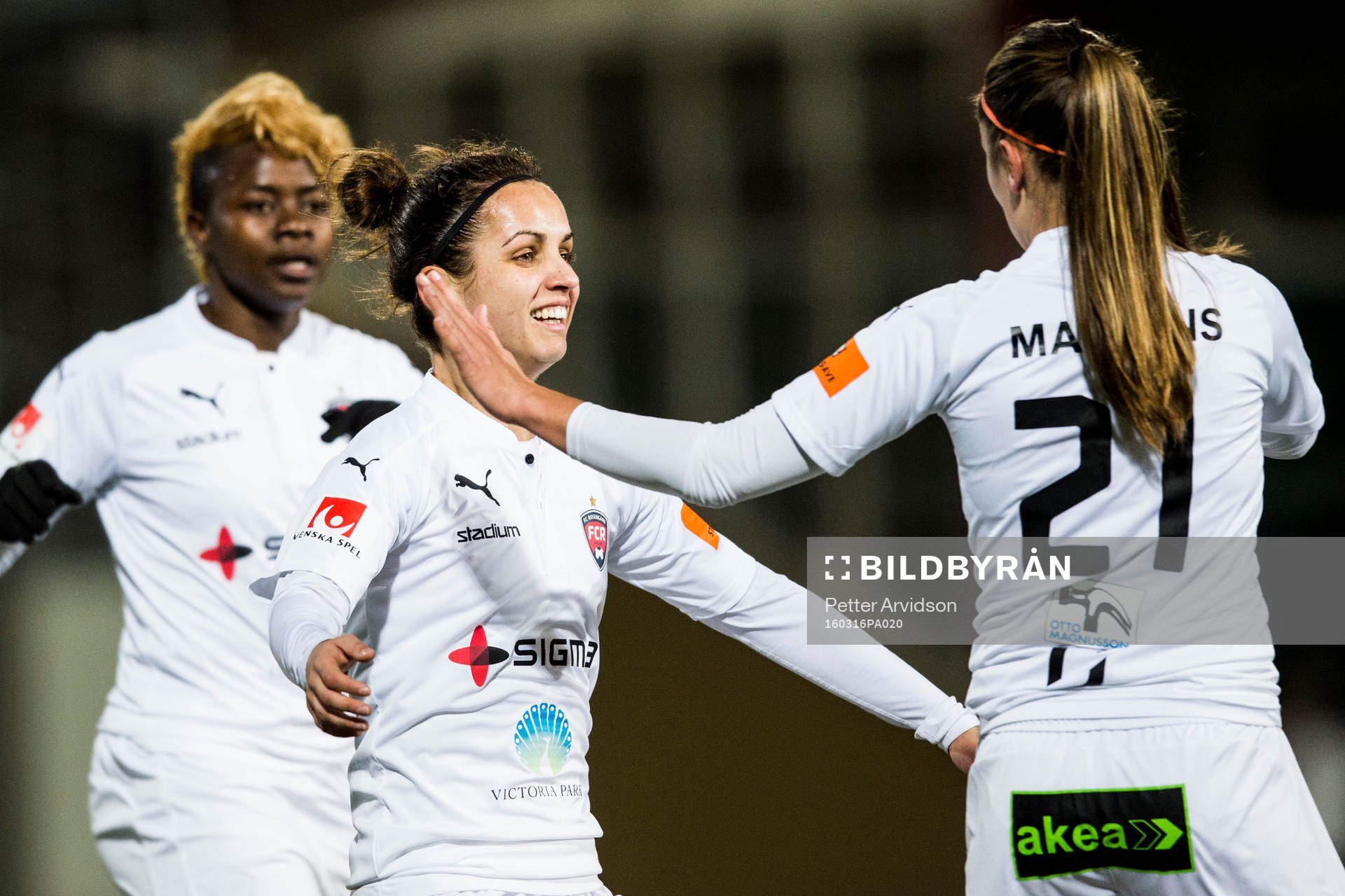 Rosengårds Gaëlle Enganamouit och Nataša Andonova jublar