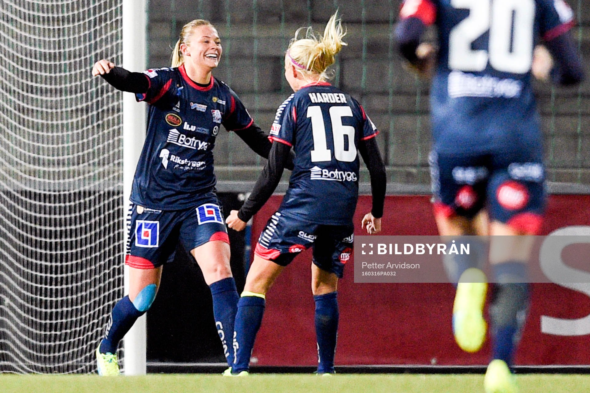 Linköpings Fridolina Rolfö och Pernille Mosegaard Harder jublar efter 1-1 av Rolfö under fotbollsmatchen i Supercupen mellan FC Rosengård och Linköping den 16 mars 2016 i Malmö.