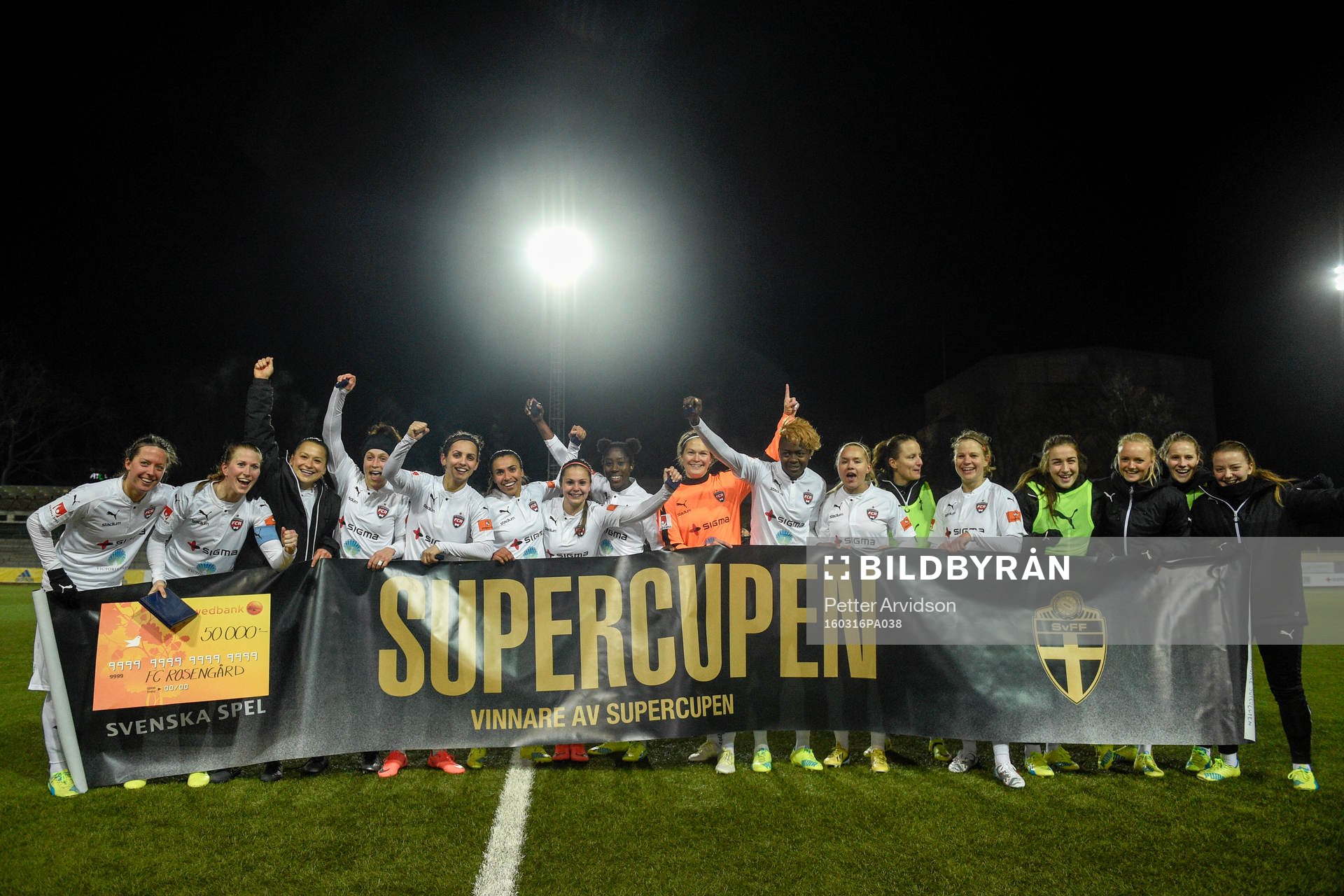Rosengårds segrande lag efter fotbollsmatchen i Supercupen mellan FC Rosengård och Linköping den 16 mars 2016 i Malmö.