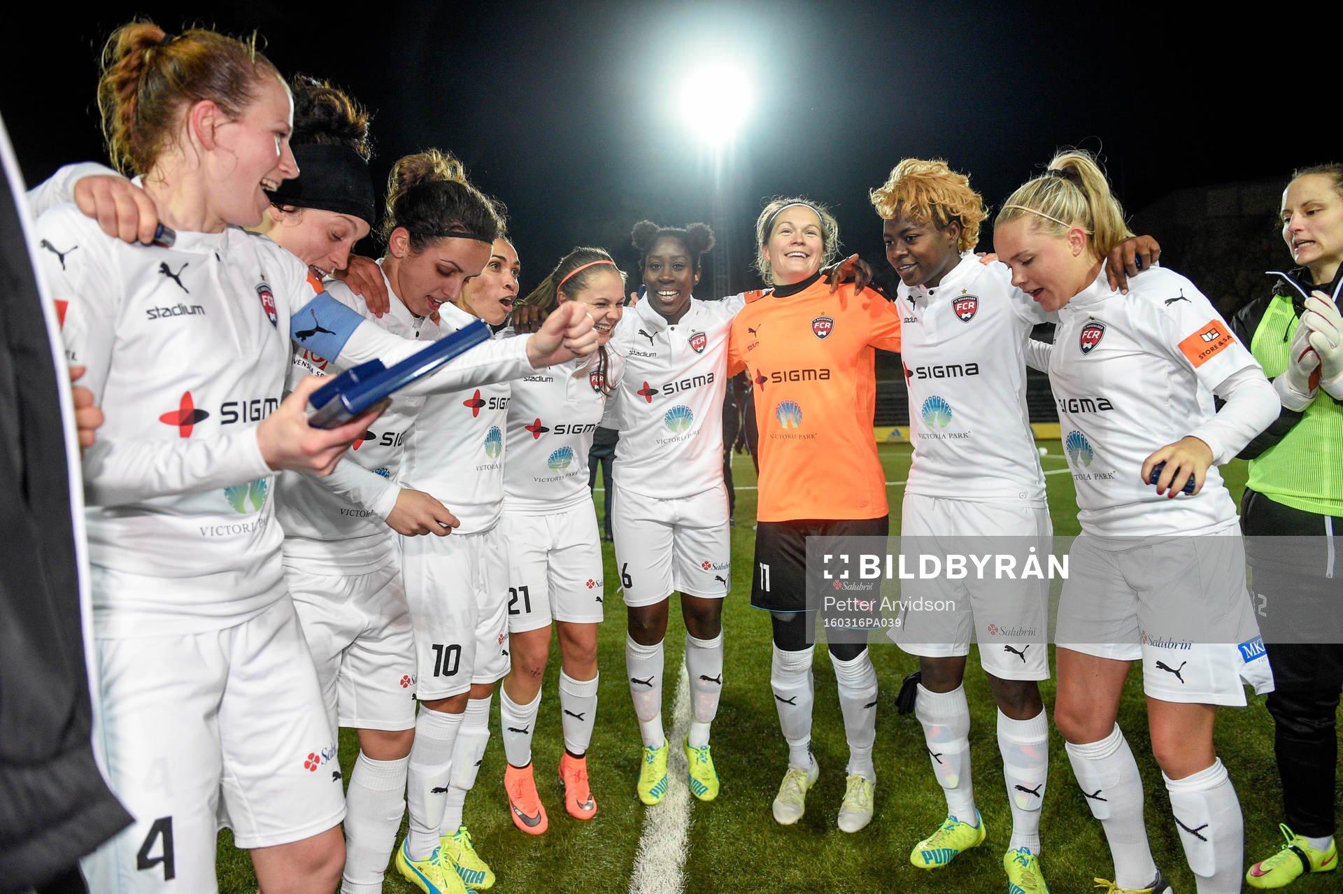 Rosengårds segrande lag efter fotbollsmatchen i Supercupen mellan FC Rosengård och Linköping den 16 mars 2016 i Malmö.