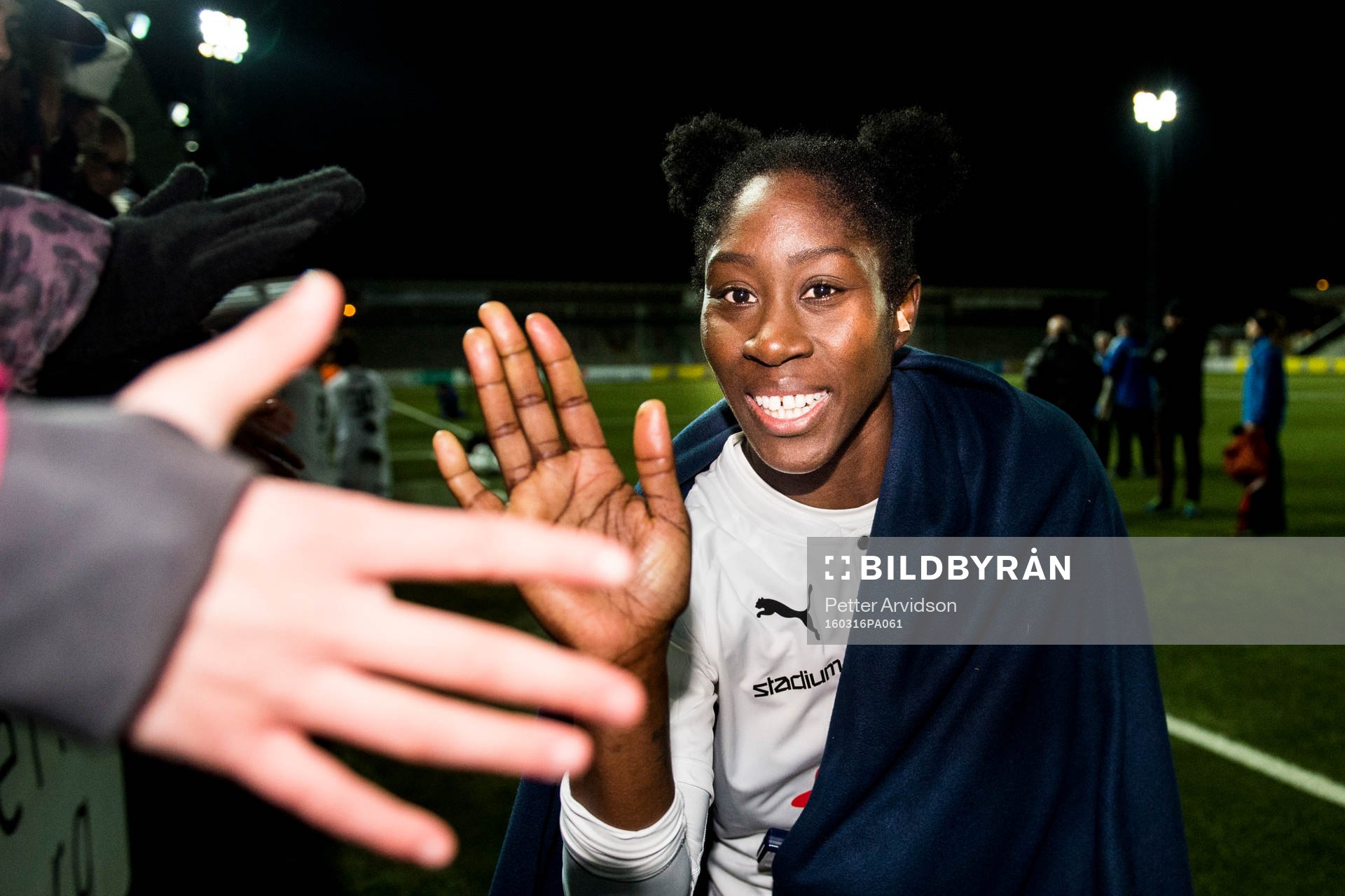 Rosengårds Anita Asante jublar med publiken efter fotbollsmatchen i Supercupen mellan FC Rosengård och Linköping den 16 mars 2016 i Malmö.
