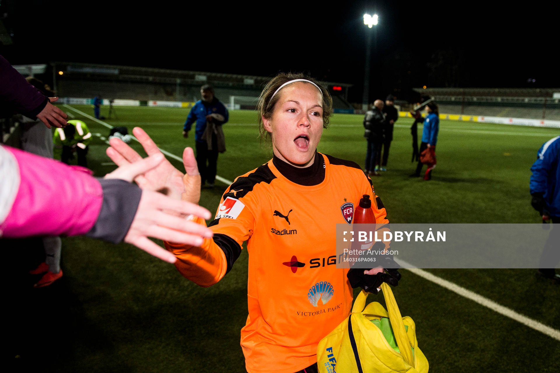Rosengårds målvakt Erin McLeod jublar med publiken efter fotbollsmatchen i Supercupen mellan FC Rosengård och Linköping den 16 mars 2016 i Malmö.