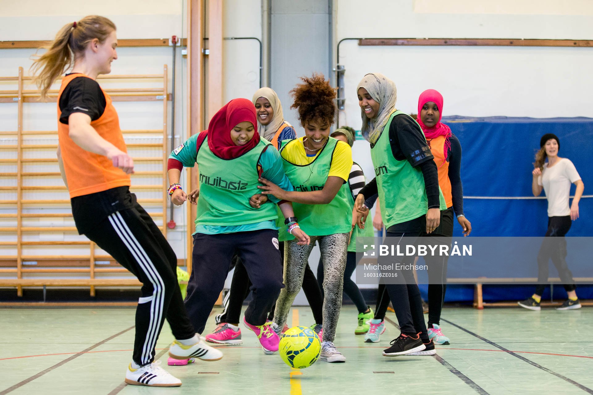  Ziyada Daniel i gul tröja i mitten under en fotbollsträning den 16 mars 2016 i Göteborg.