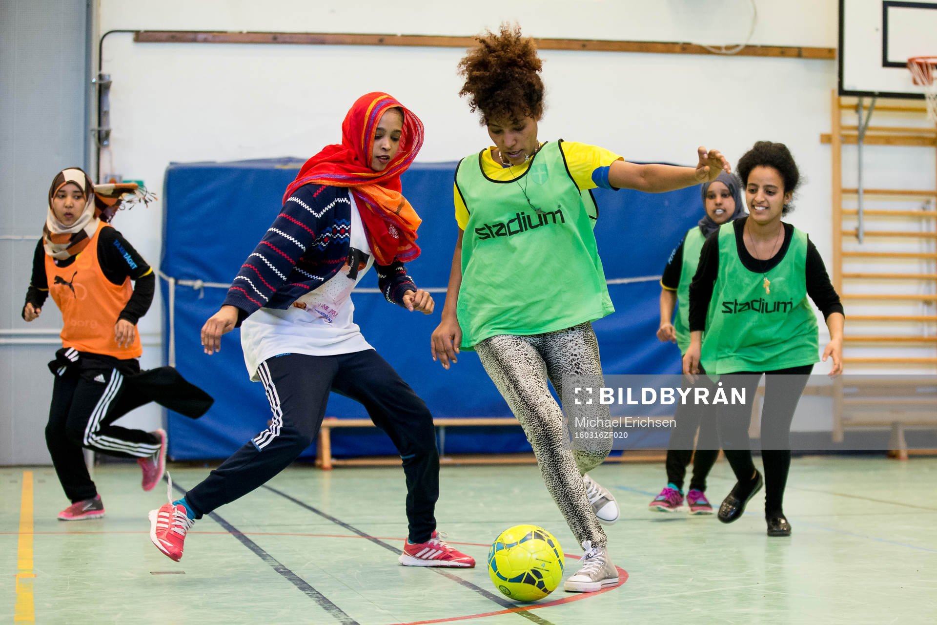  Naima Hashi t.v. i kamp med Ziyada Daniel i gul tröja i mitten under en fotbollsträning den 16 mars 2016 i Göteborg.