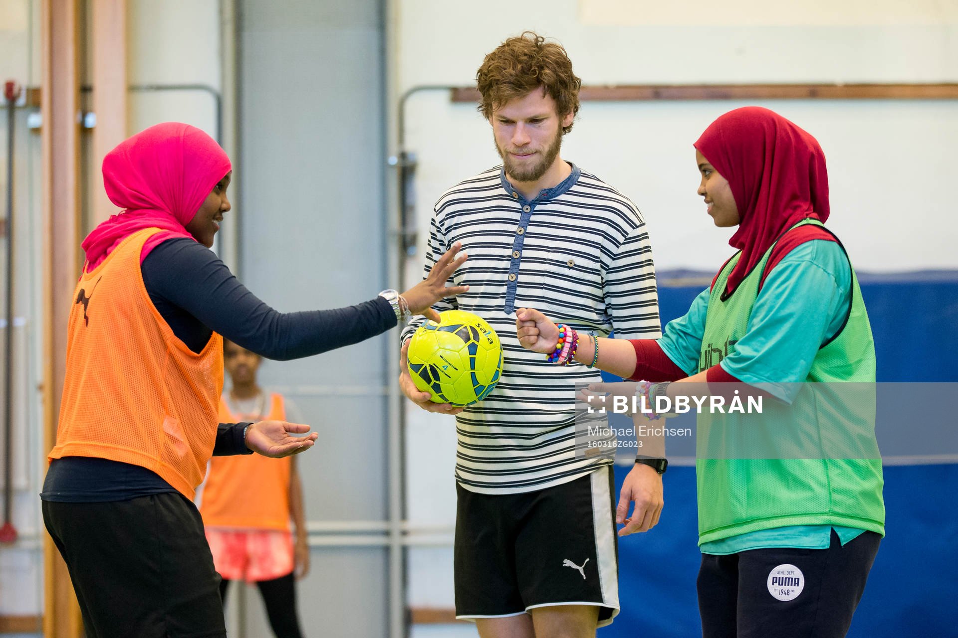 Vice ordföranden Göran Smith i ideella föreningen Rampen Lisa Hammarström ser tjejerna köra sten-sax-påse om bollen under en fotbollsträning på Hvitfeltska Gymnasiet den 16 mars 2016 i Göteborg.
