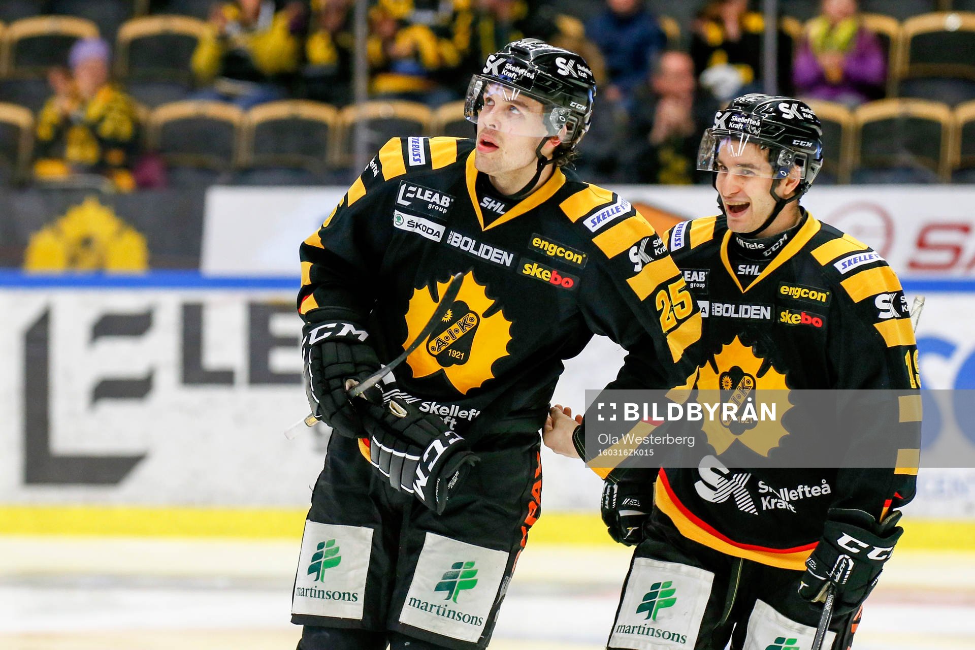 Skellefteås Axel Holmström och Andrew Calof jublar