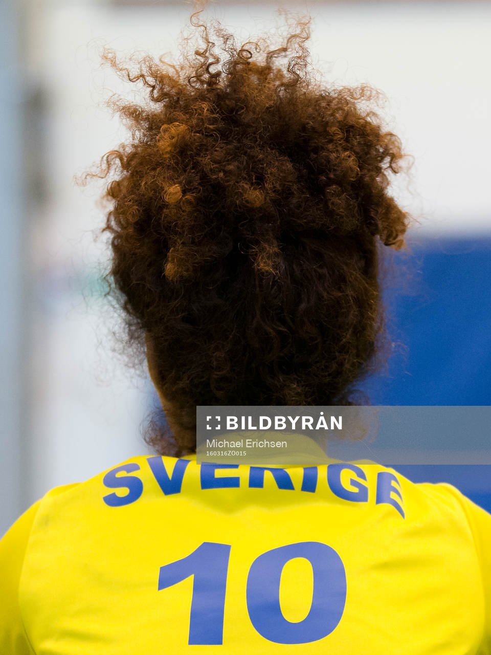 En tjej med Sverige tröja