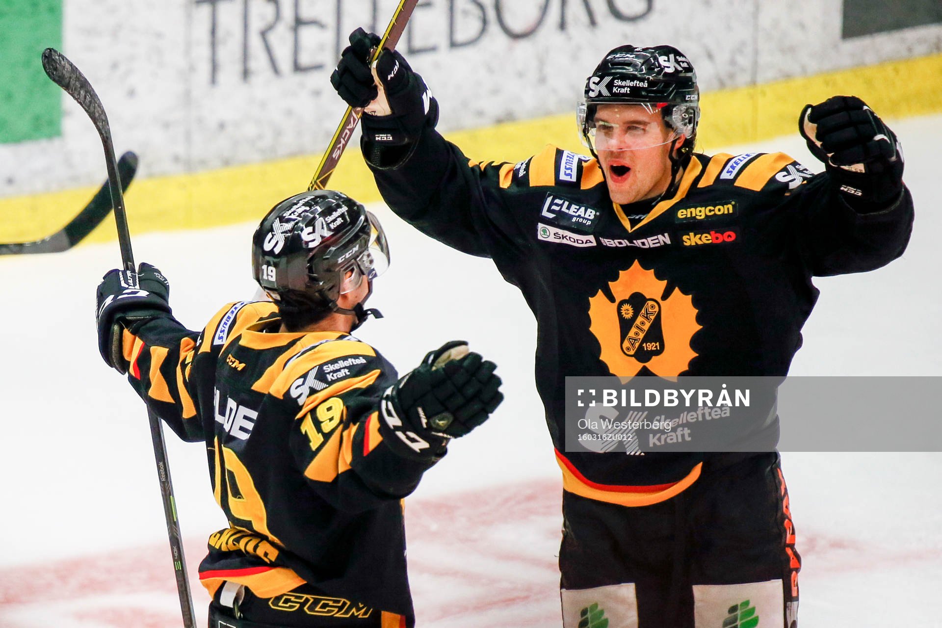 Skellefteås Andrew Calof och Axel Holmström jublar