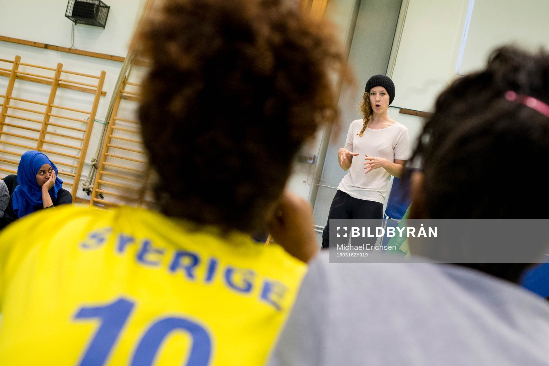 Ordföranden i ideella föreningen Rampen Lisa Hammarström pratar under fotbollssamling med flyktingtjejer den 16 mars 2016 i Göteborg.