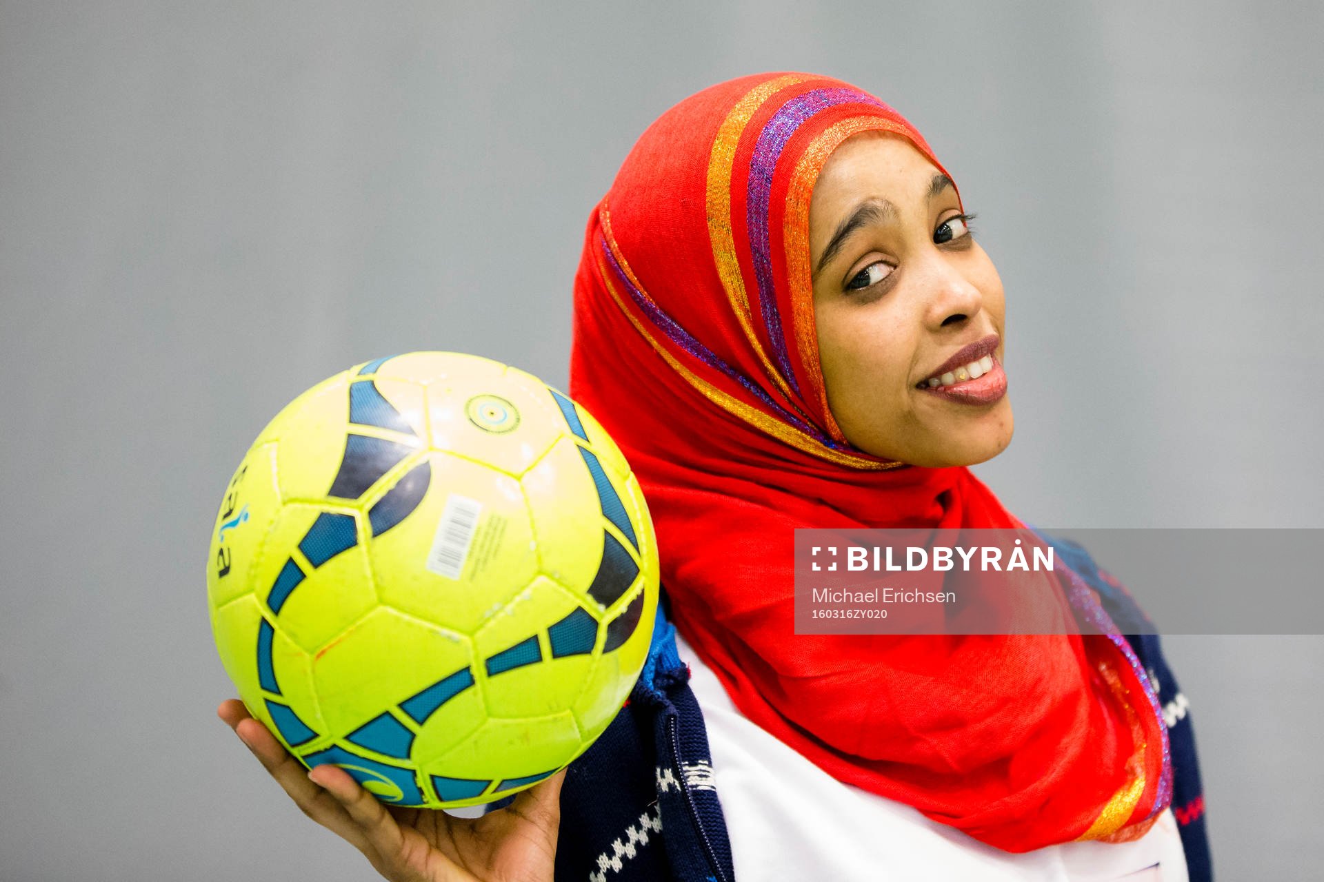 Naima Haashi poserar för ett porträtt under en fotbollsträning för flyktingtjejer den 16 mars 2016 i Göteborg.