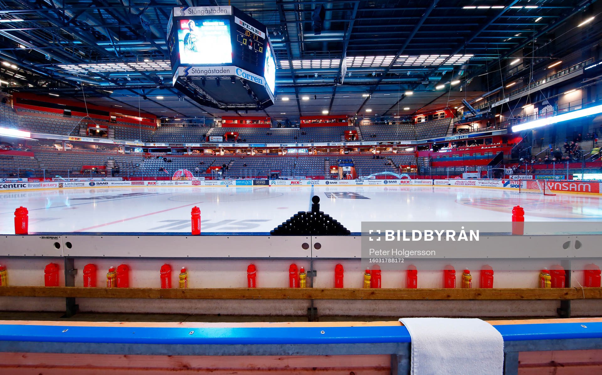 SAAB Arena före första kvartsfinalen i SHL mellan