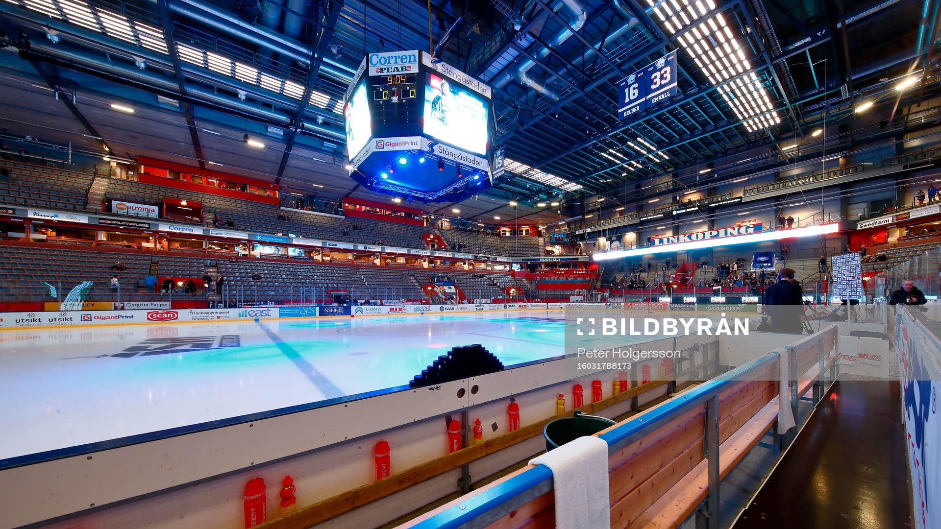 SAAB Arena före första kvartsfinalen i SHL mellan