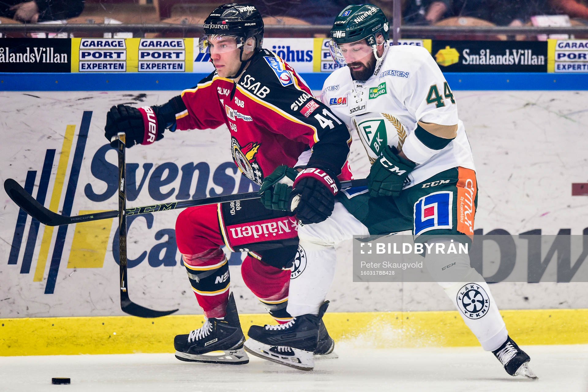 Luleås Ilari Melart kamp med Färjestads Milan Gulas