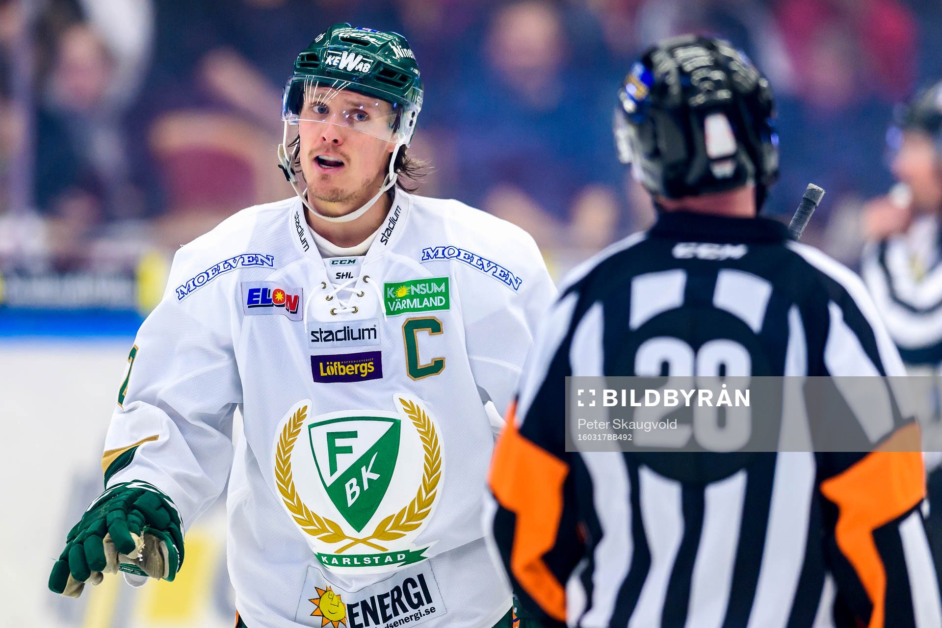 Färjestads Magnus Nygren pratar med domaren