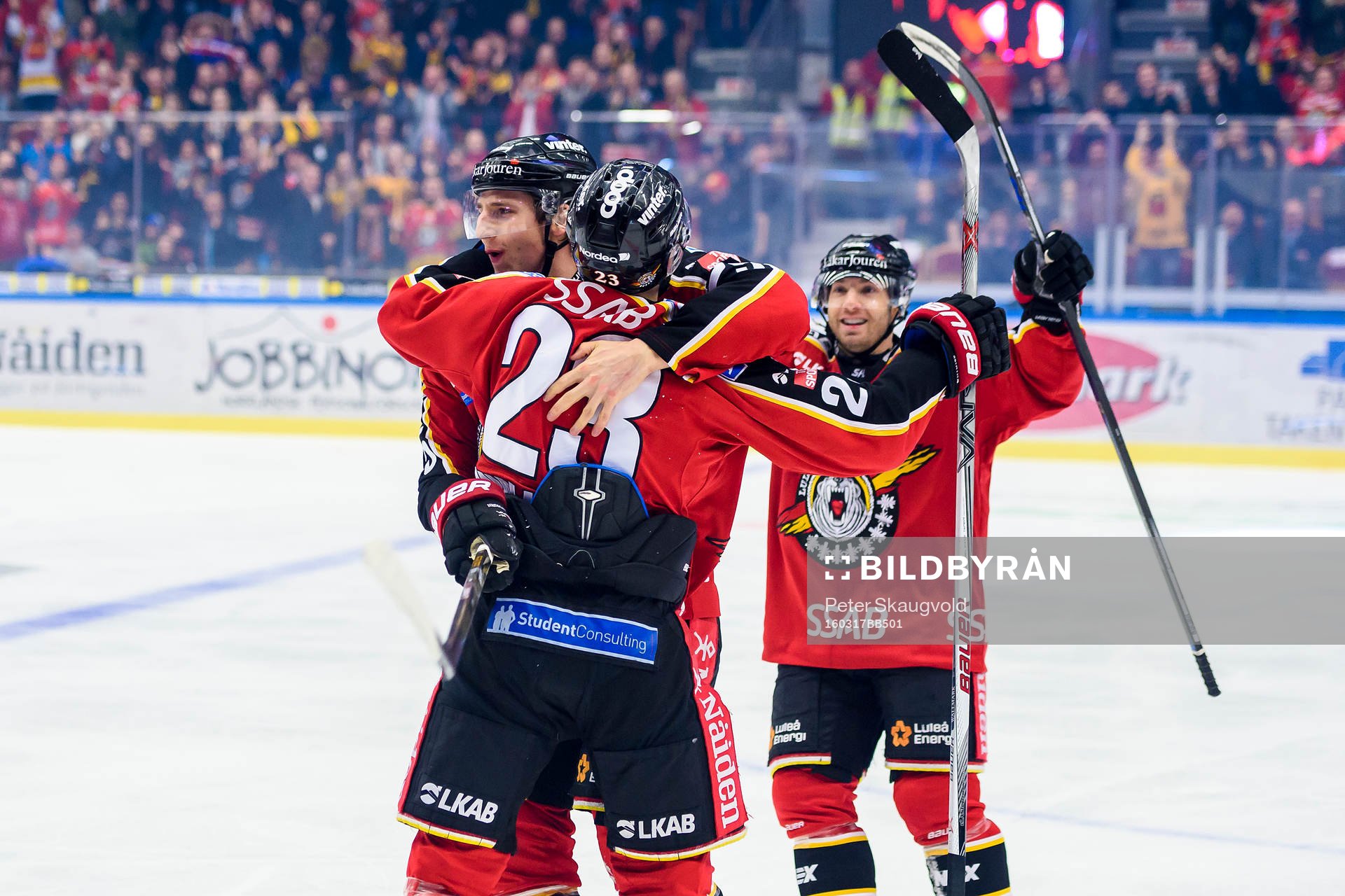 Luleås Anton Hedman och Lucas Wallmark jublar