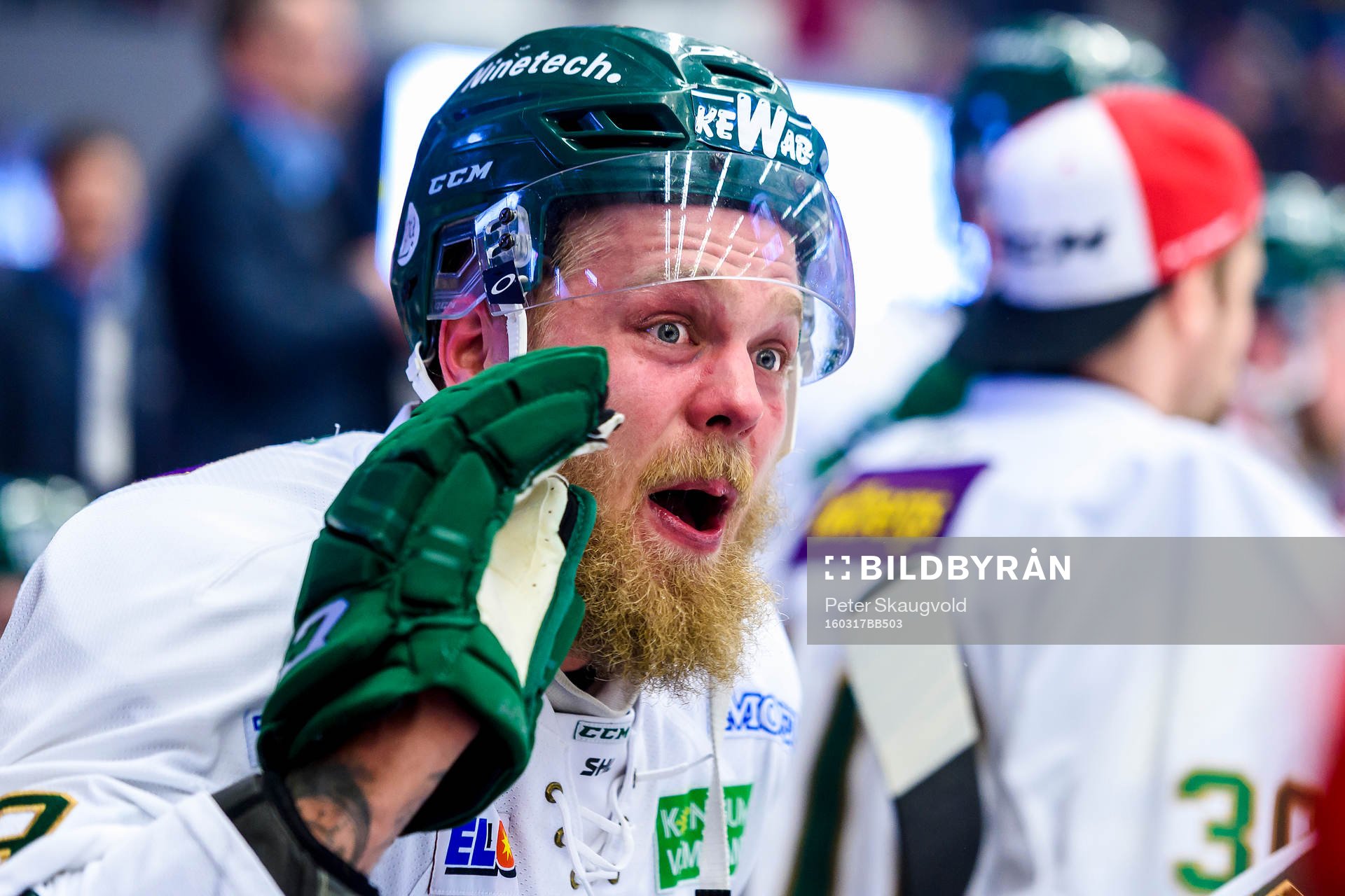 Färjestads Antti Tyrväinen gör skriker åt Luleås Emil