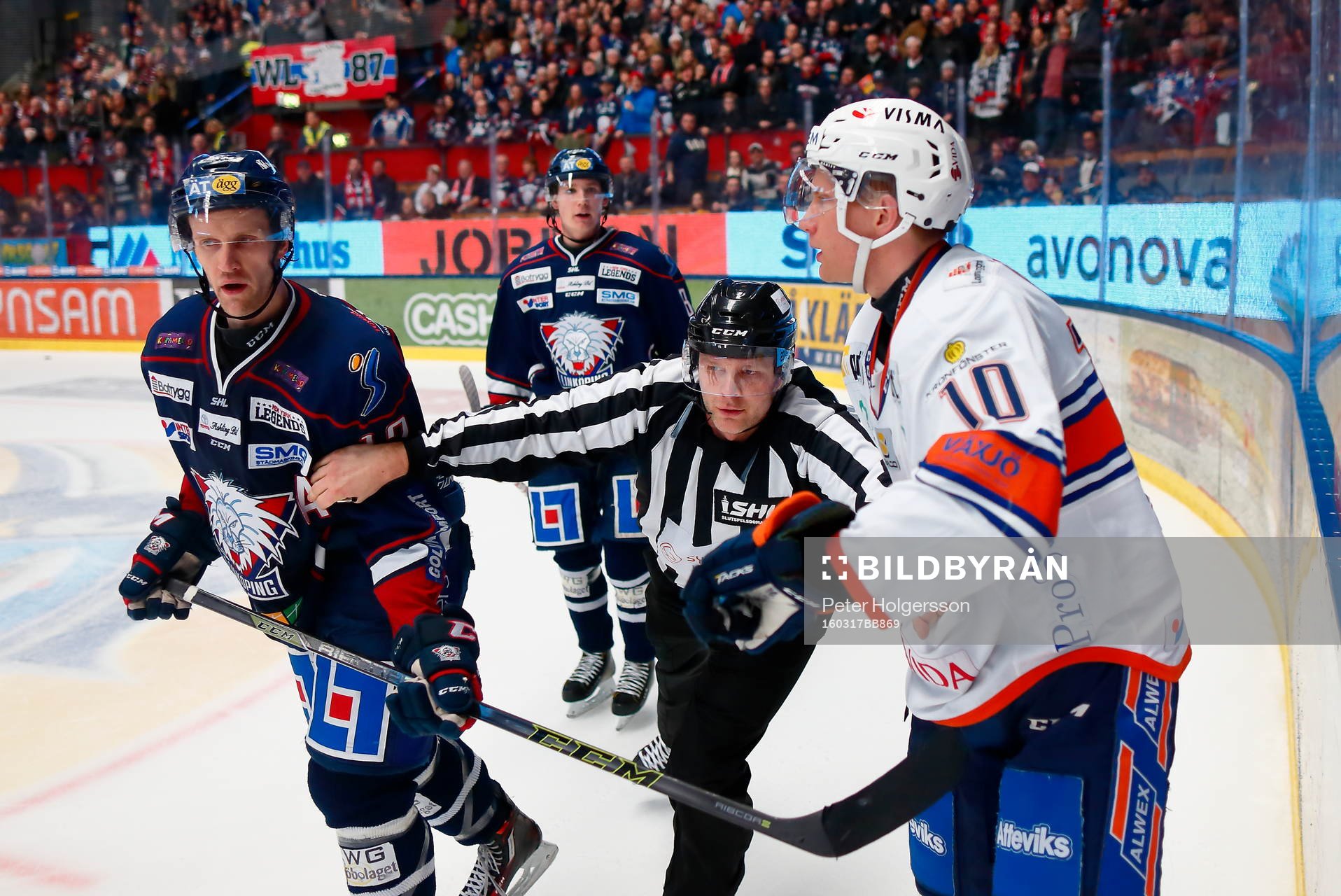 Domaren håller isär Linköpings Sebastian Karlsson och