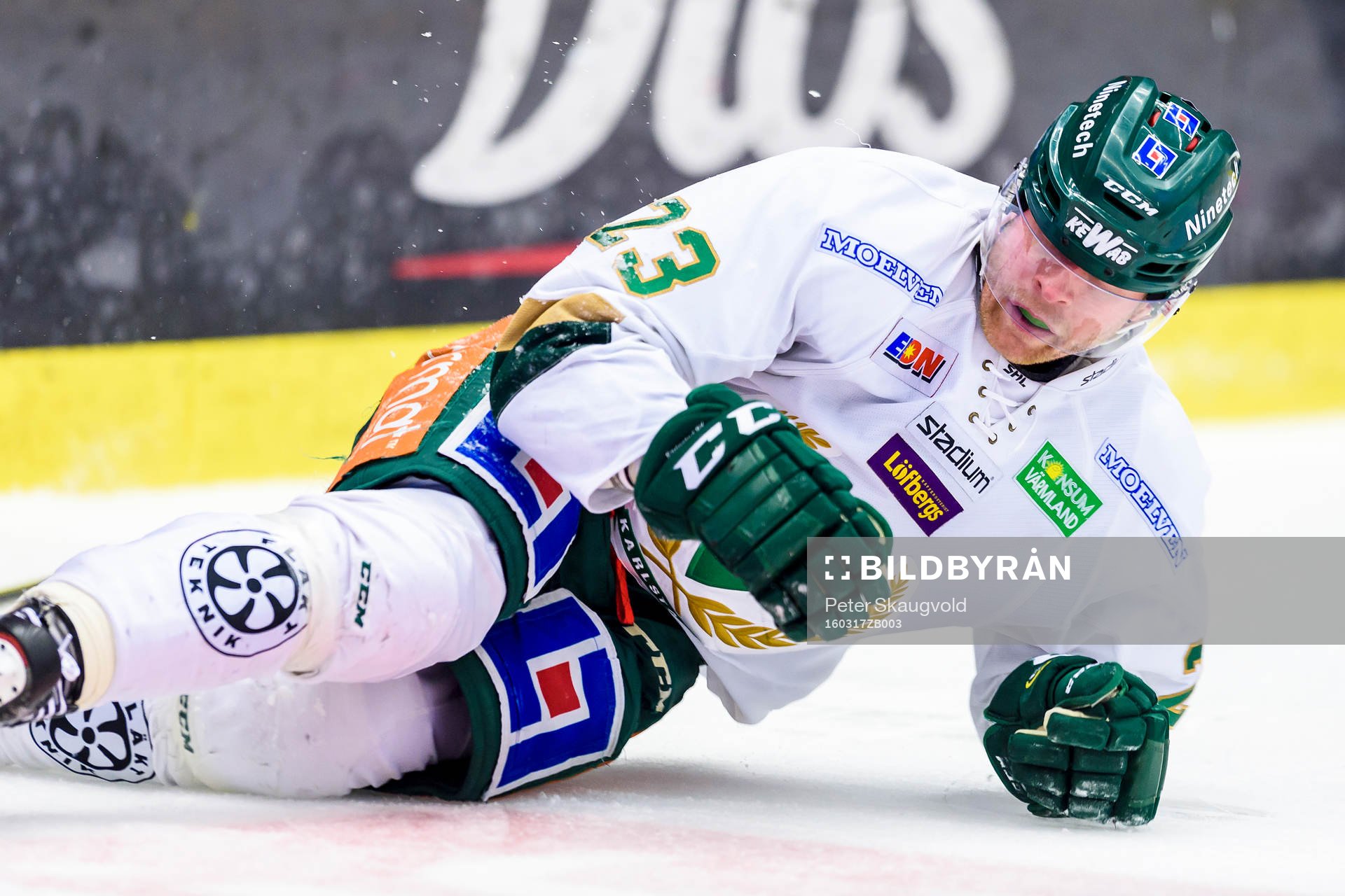 Färjestads Martin Röymark liggandes på isen