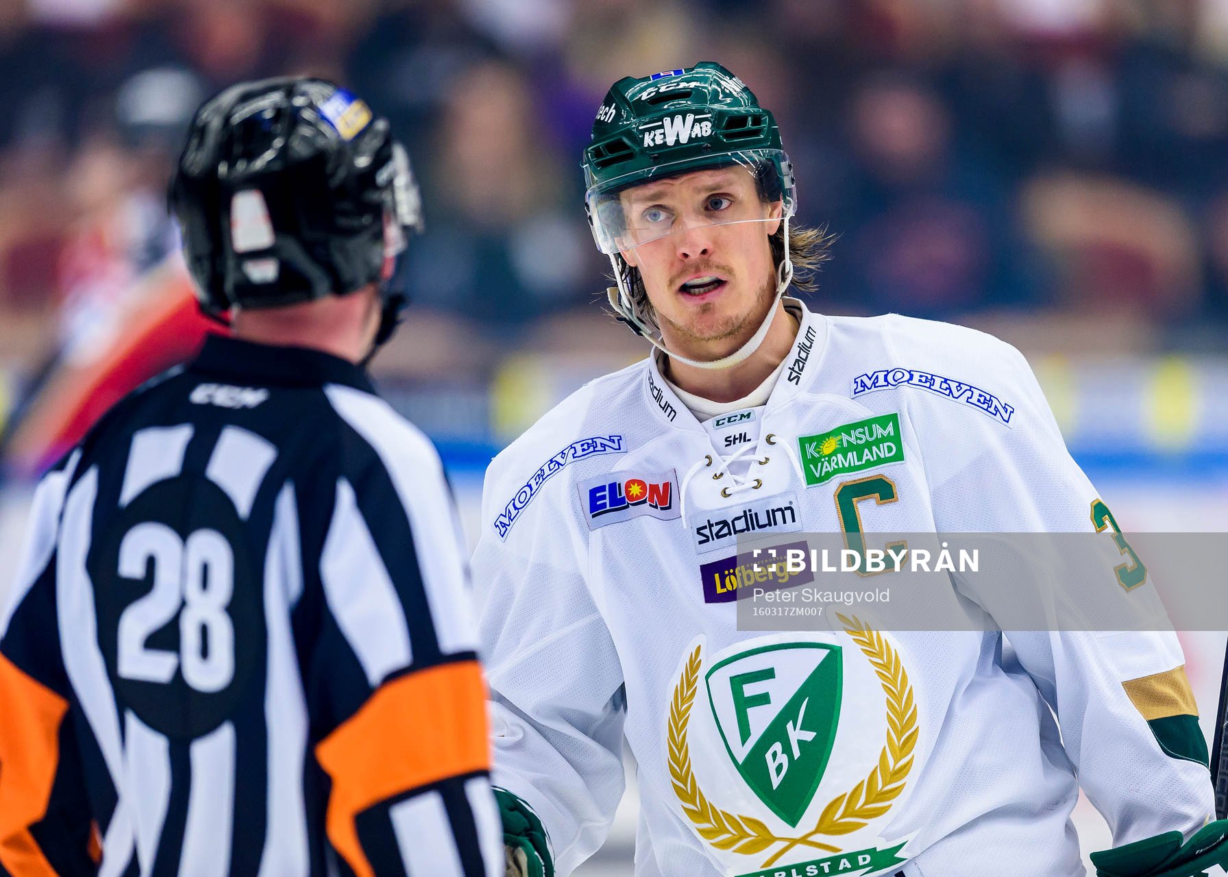 Färjestads Magnus Nygren pratar med domare Mikael Holm