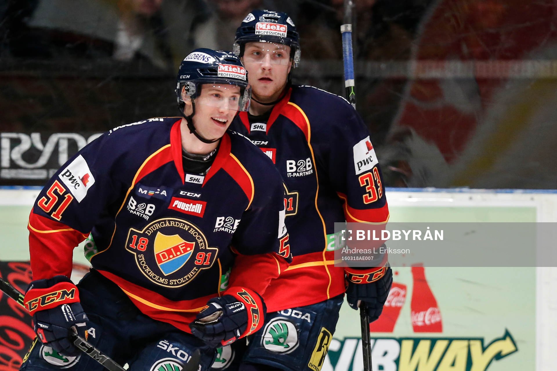 Djurgårdens Robin Alvarez jublar med Linus Hultström
