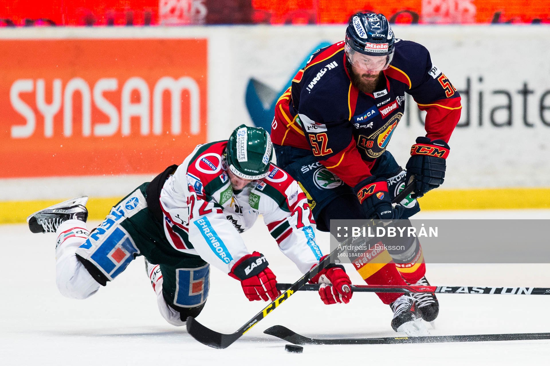 Djurgårdens Mikael Ahlén i kamp om pucken med Frölundas