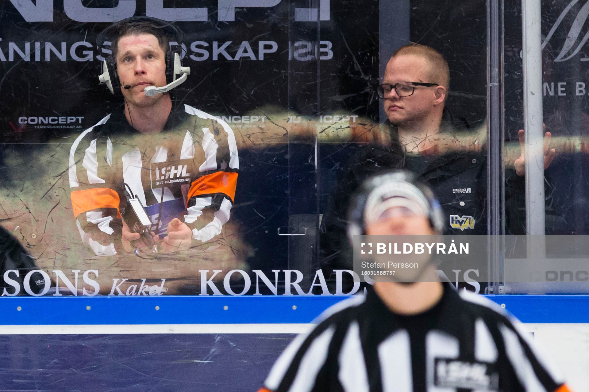 Domarna Tobias Björk och Sören Persson tittar på
