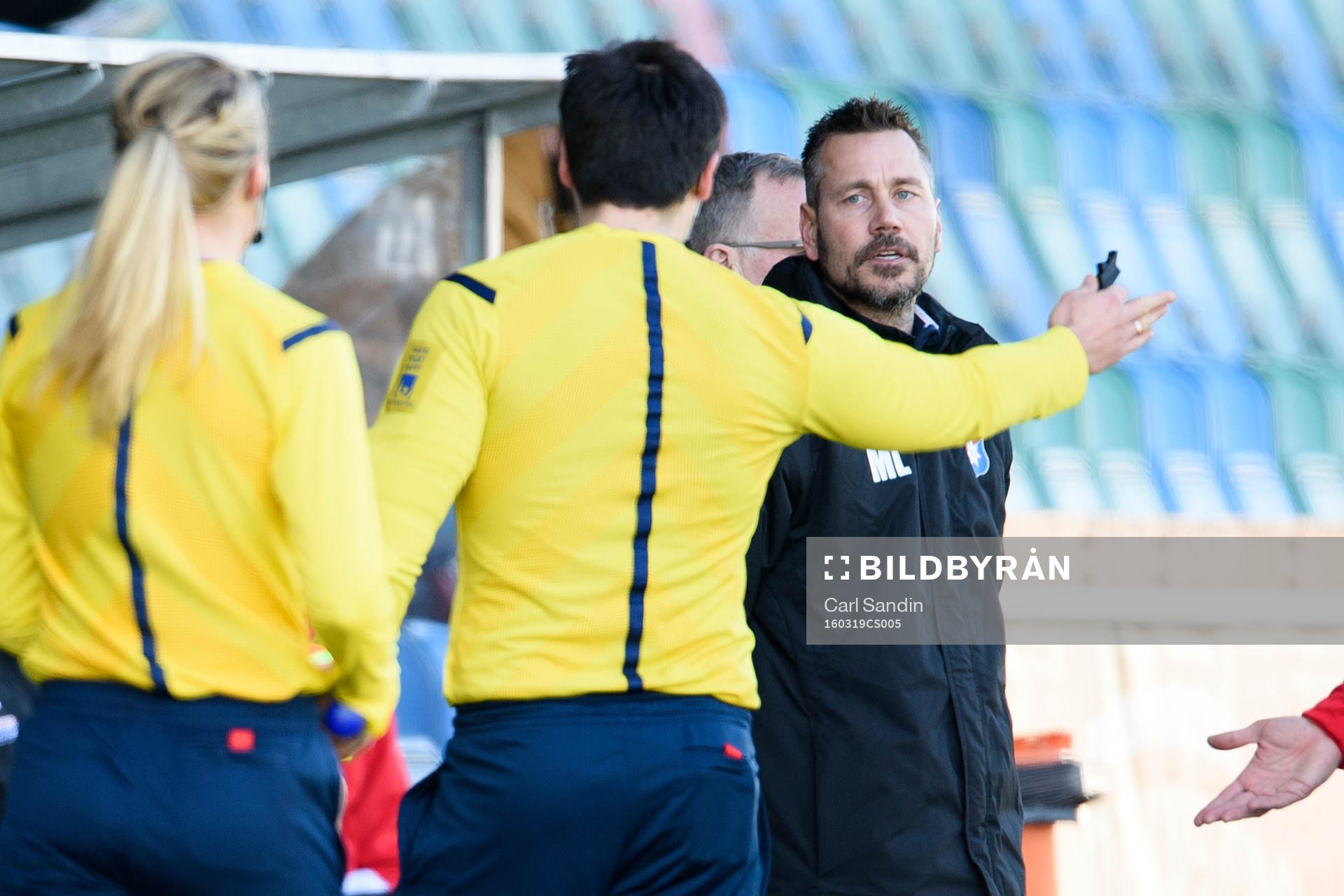 Domare Alexander Pavlovic pratar med Örgrytes tränare