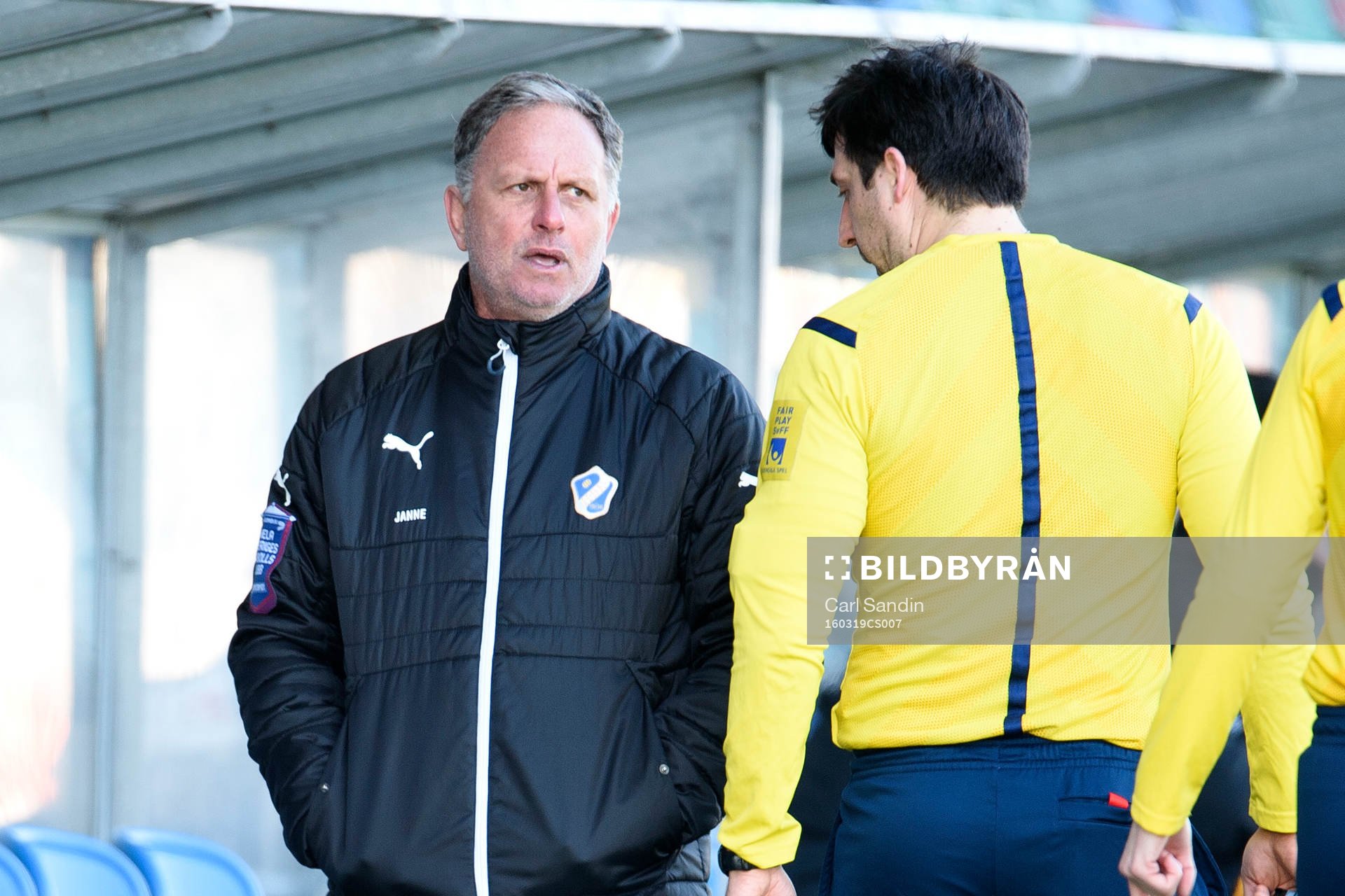 Halmstads tränare Jan Jönsson pratar med domare Alexander Pavlovic under en träningsmatch i fotboll mellan Örgryte och Halmstad den 19 mars 2016 i Göteborg.
